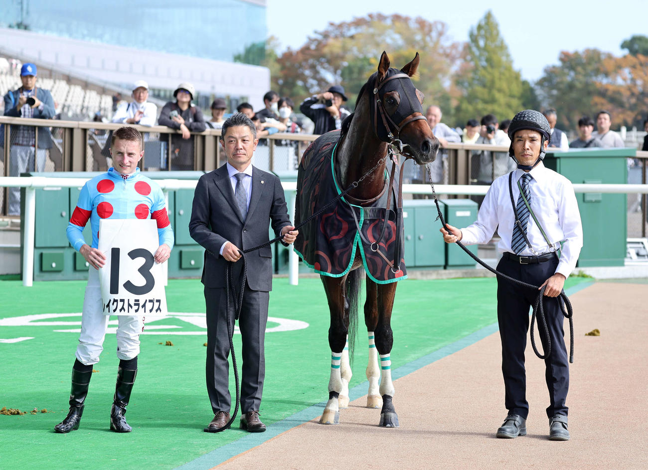 東京4R、新馬戦制したレイクストライプスとT・マーカンド騎手（撮影・鈴木正人）