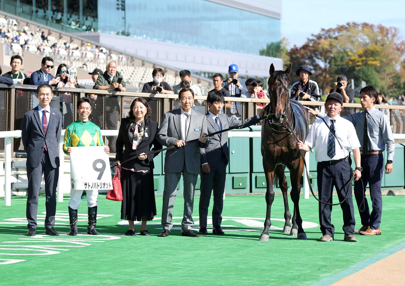 東京5R、新馬戦を制したサトノパトリオットと北村宏司騎手ら関係者（撮影・鈴木正人）