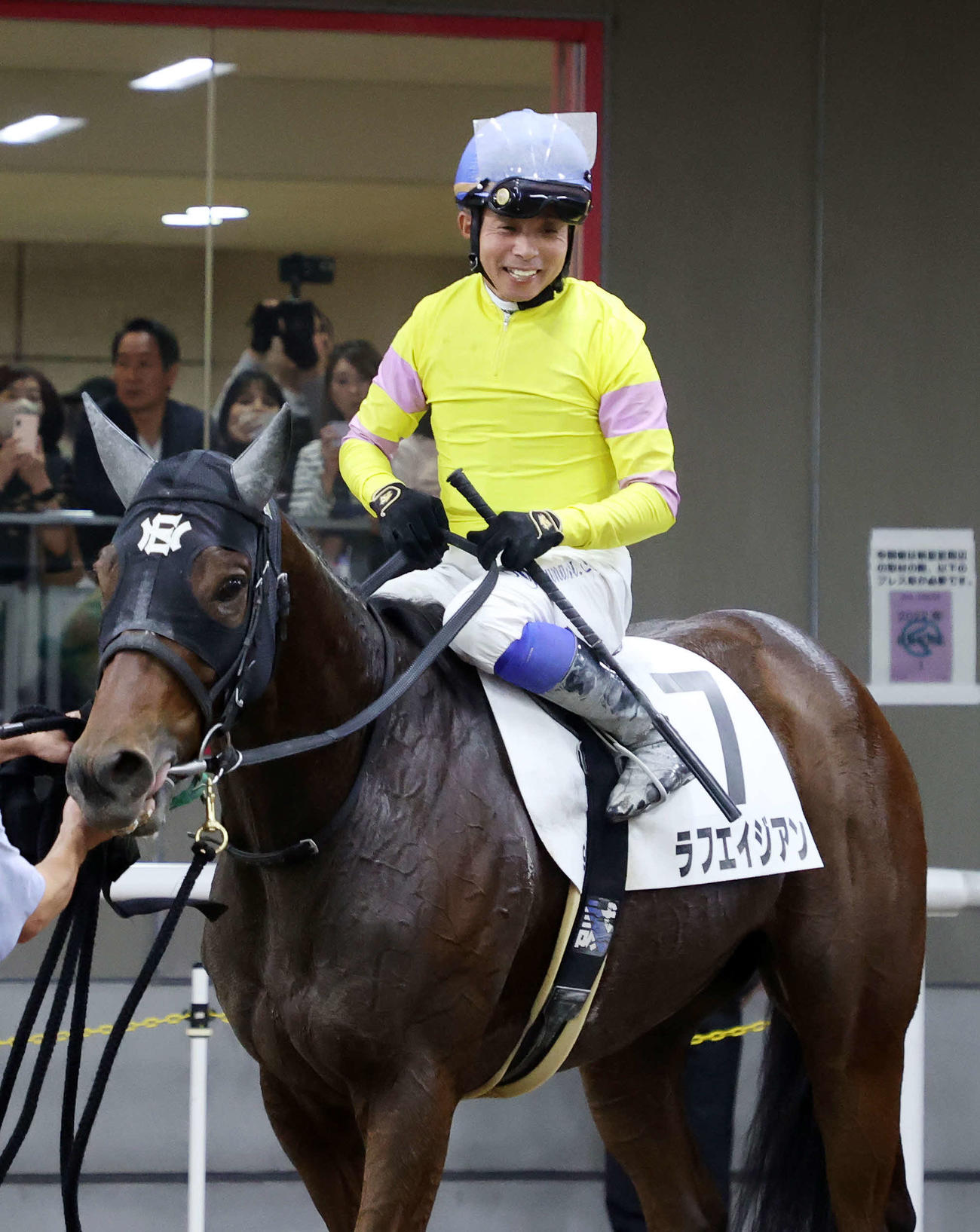 東京9RでJRA通算1800勝を達成し、笑顔を見せる岩田康誠騎手（撮影・鈴木正人）