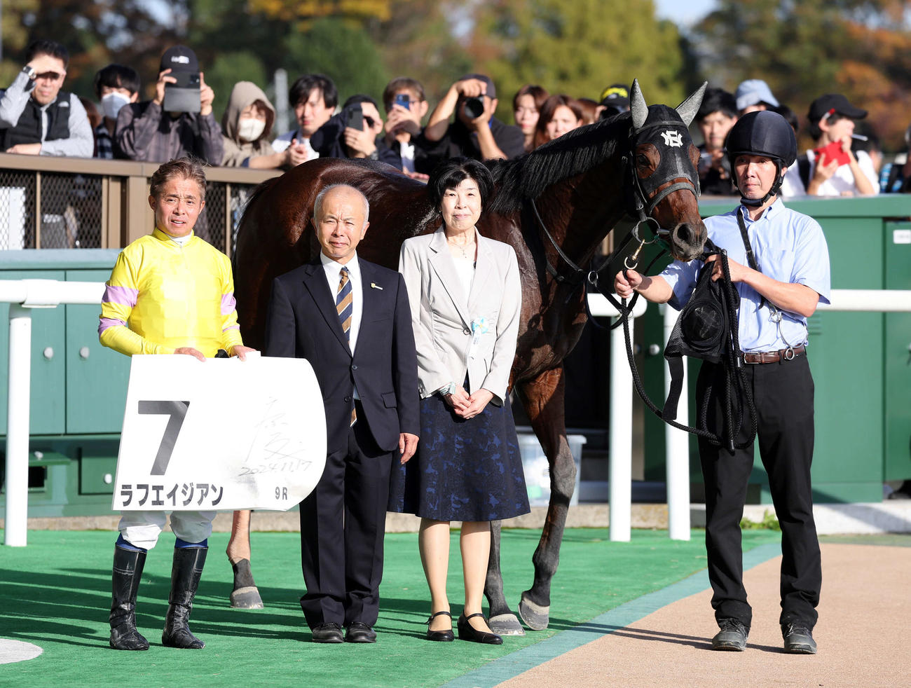 東京9R・3歳上2勝クラスを制したラフエイジアンと岩田康誠騎手（撮影・鈴木正人）