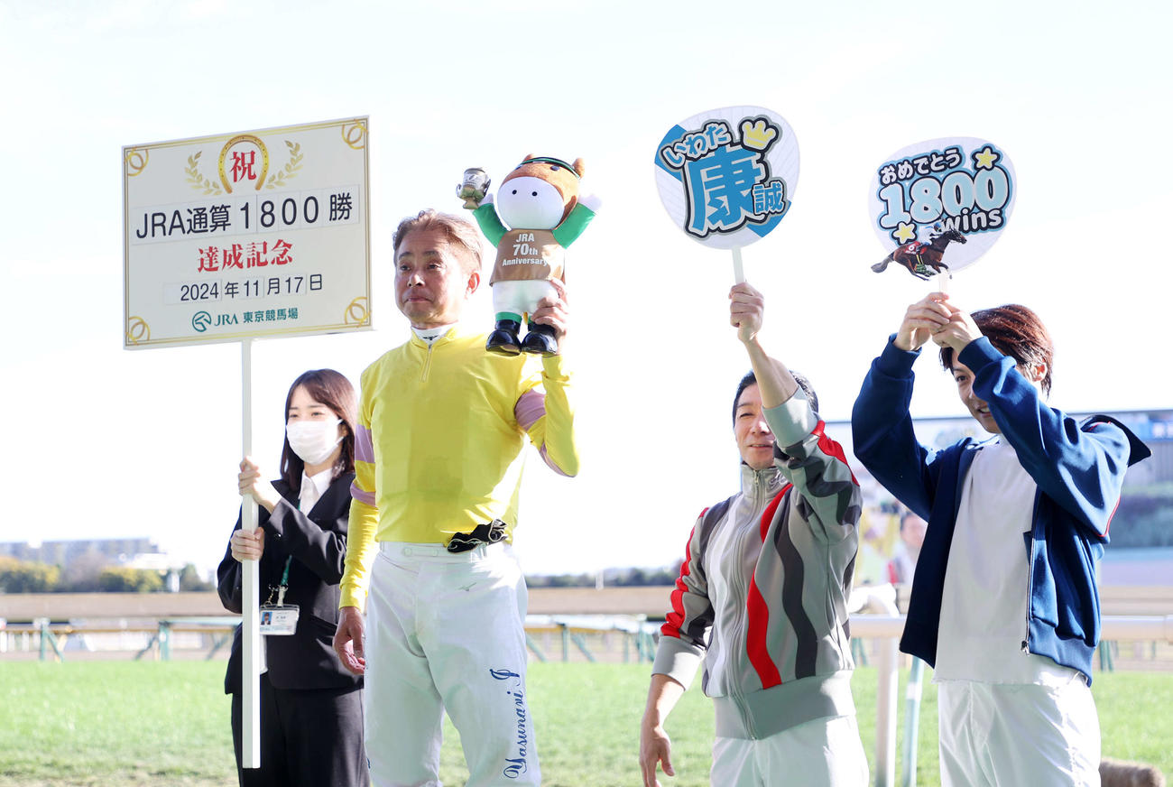 東京9RでJRA通算1800勝を達成した岩田康誠騎手（撮影・鈴木正人）
