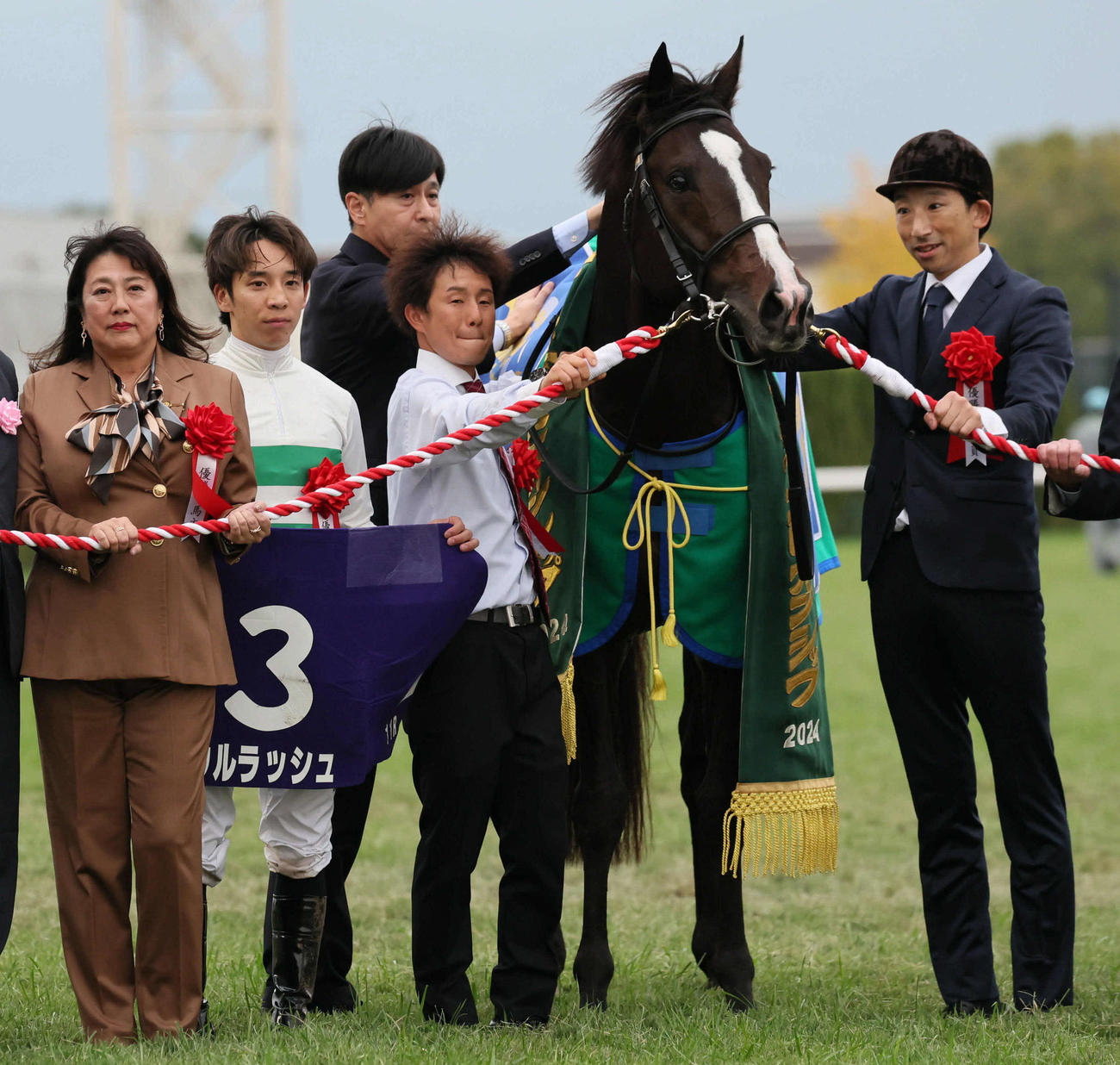 ソウルラッシュでマイルCSを制した団野騎手（左から2人目）池江調教師らは口取りに納まる