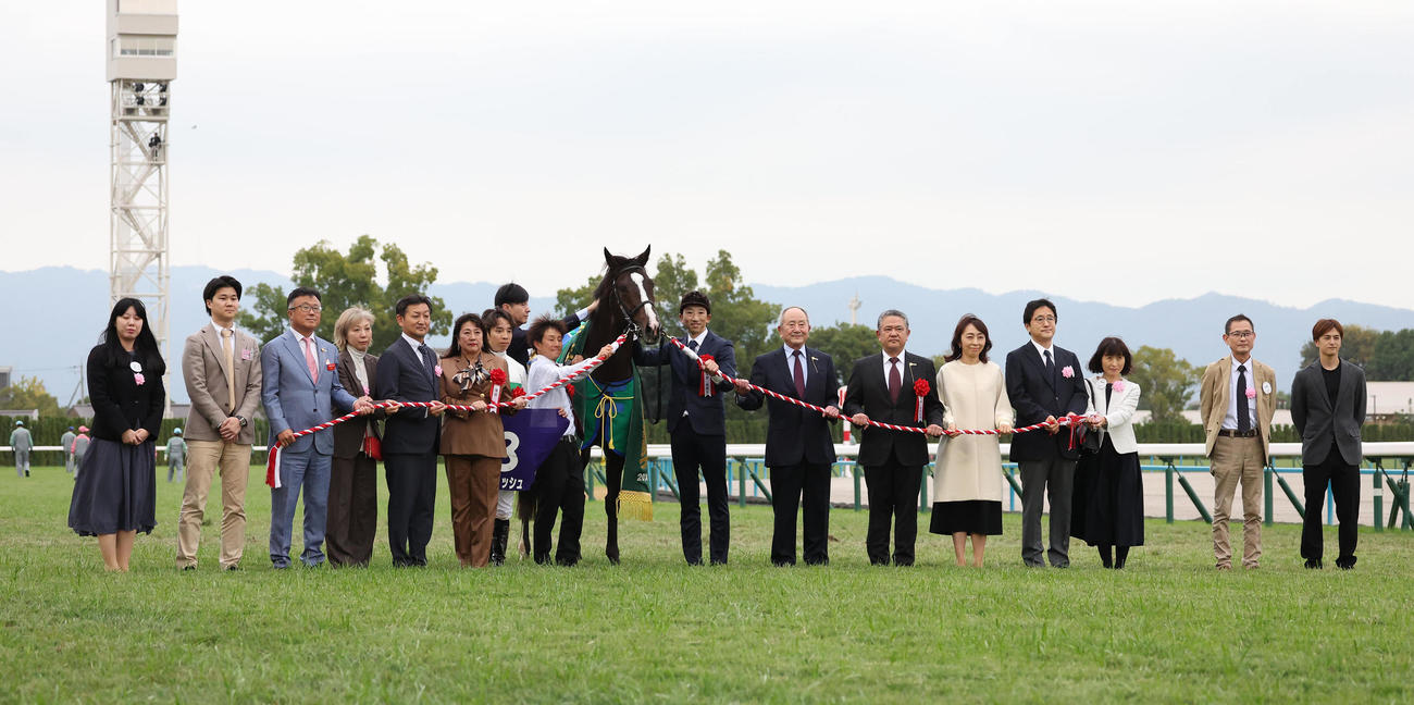 マイルCSを制したソウルラッシュと口取りに並ぶ団野騎手（左から7人目）（撮影・白石智彦）