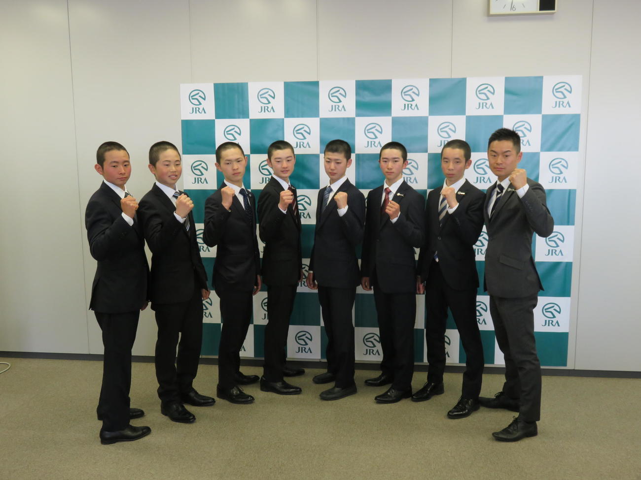 19年2月、騎手免許を交付された団野大成（右から2人目）。左端は岩田望来、右から3人目は菅原明良