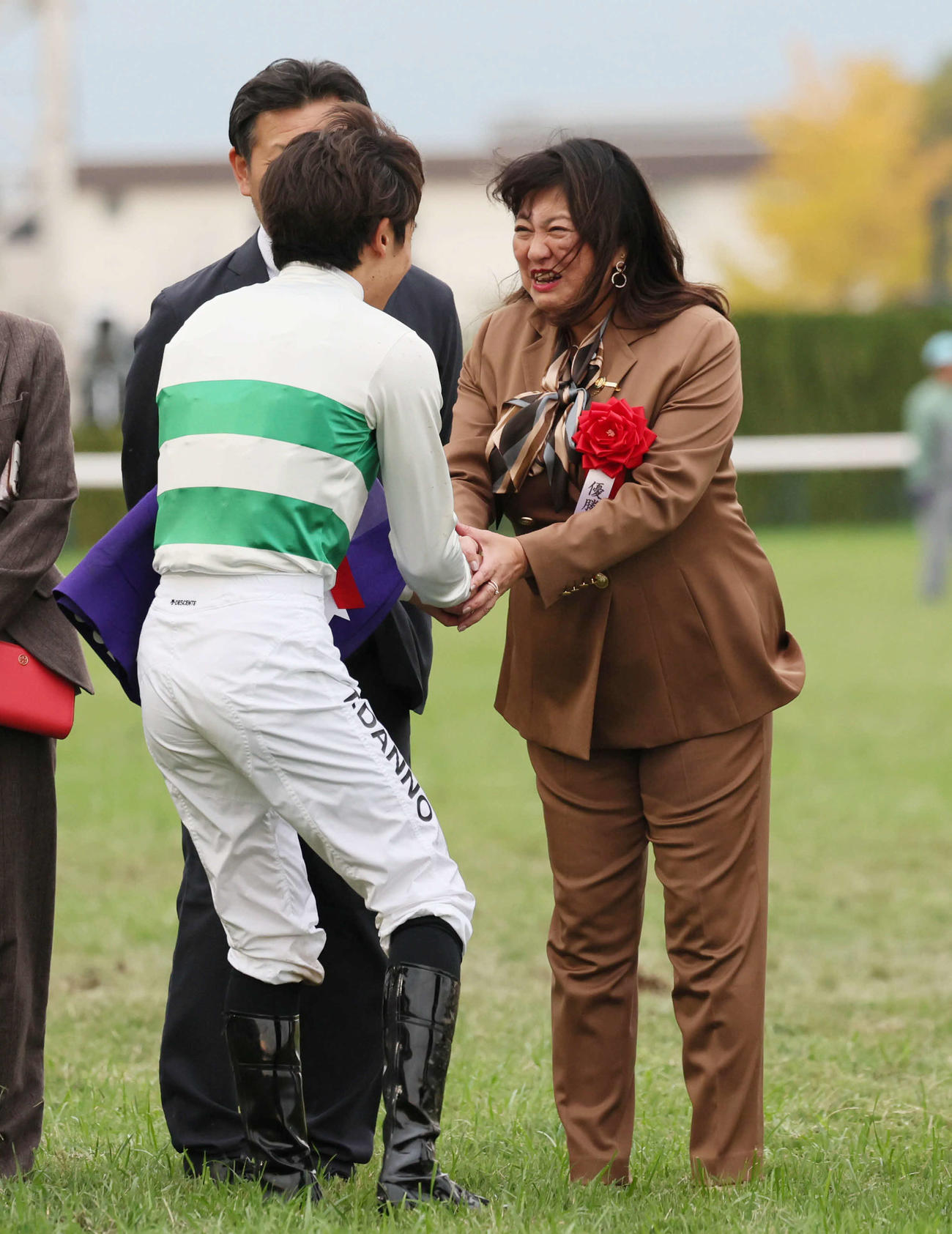 ソウルラッシュでマイルCSを制した団野騎手と握手を交わす石川オーナー（撮影・宮崎幸一）