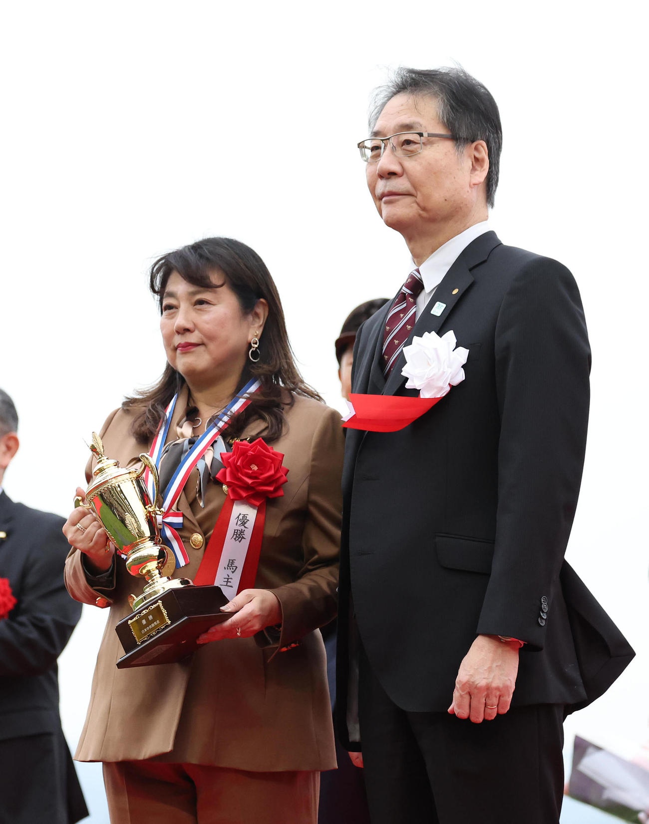 記念写真に納まる石川達絵オーナー（左）と吉田正義JRA理事長（撮影・白石智彦）