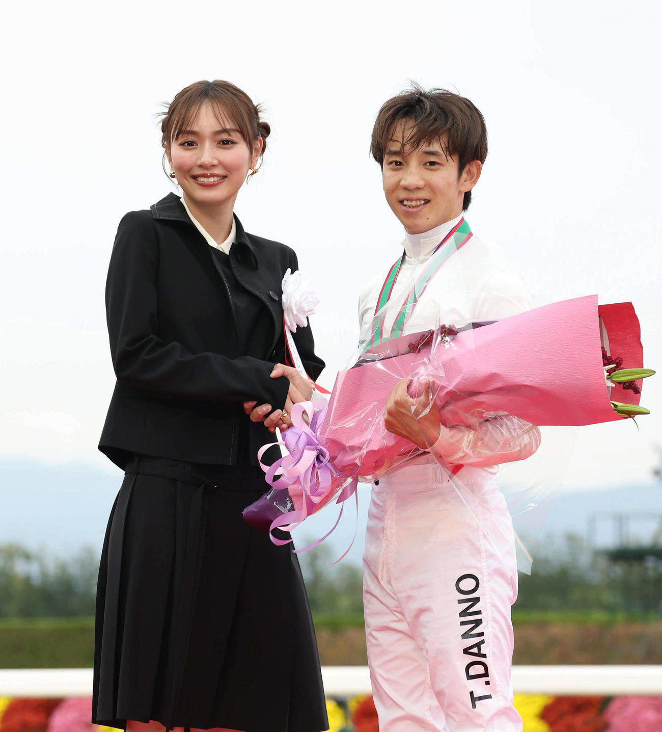 マイルCSを制した団野騎手はプレゼンターの内田理央と握手（撮影・白石智彦）