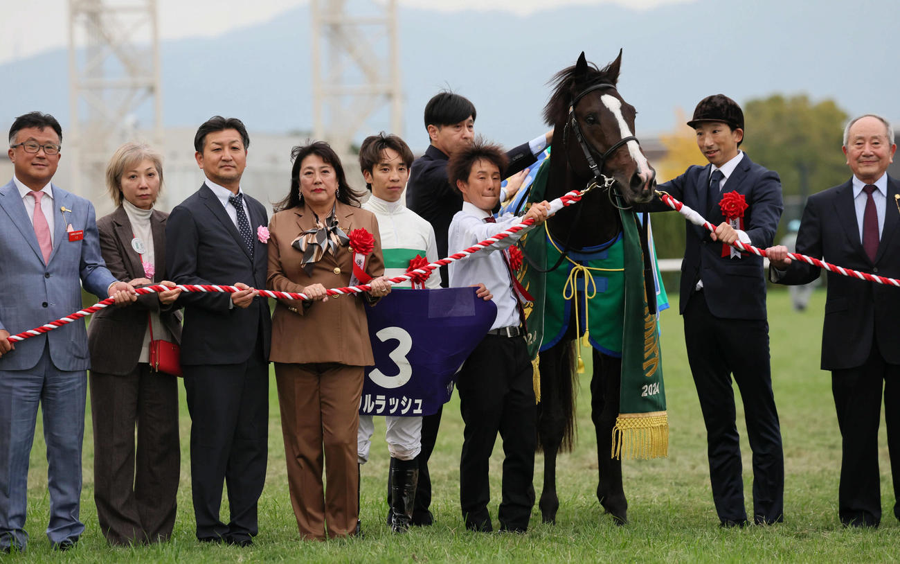 京都11R、ソウルラッシュでマイルCSを制した団野騎手（左から5人目）ら（撮影・宮崎幸一）