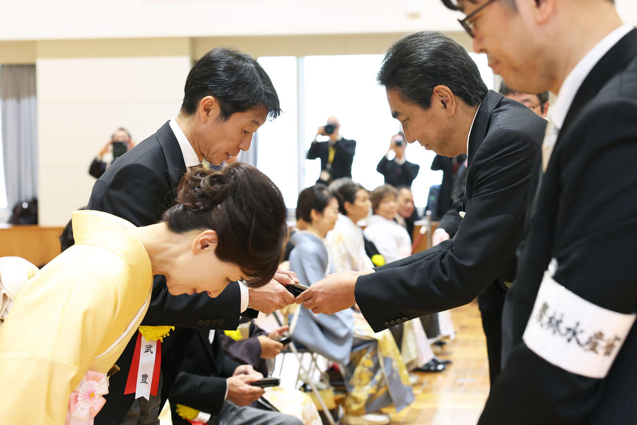 農林水産省にて執り行われた「令和6年　秋の褒章伝達式」で黄綬褒章を授与される武豊騎手（提供JRA）