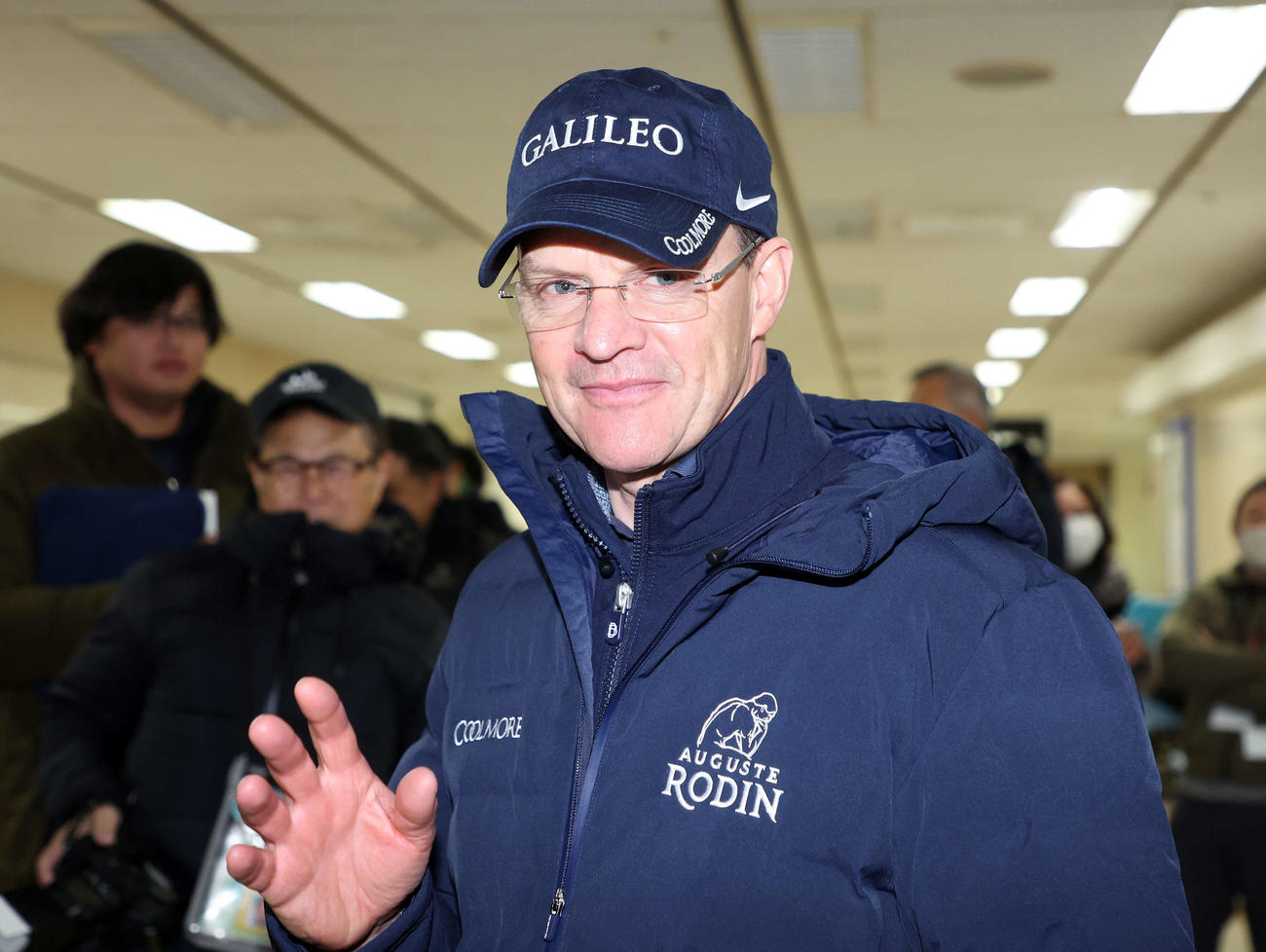 会見を終え引き揚げるオーギュストロダンのA・オブライエン調教師（撮影・鈴木正人）
