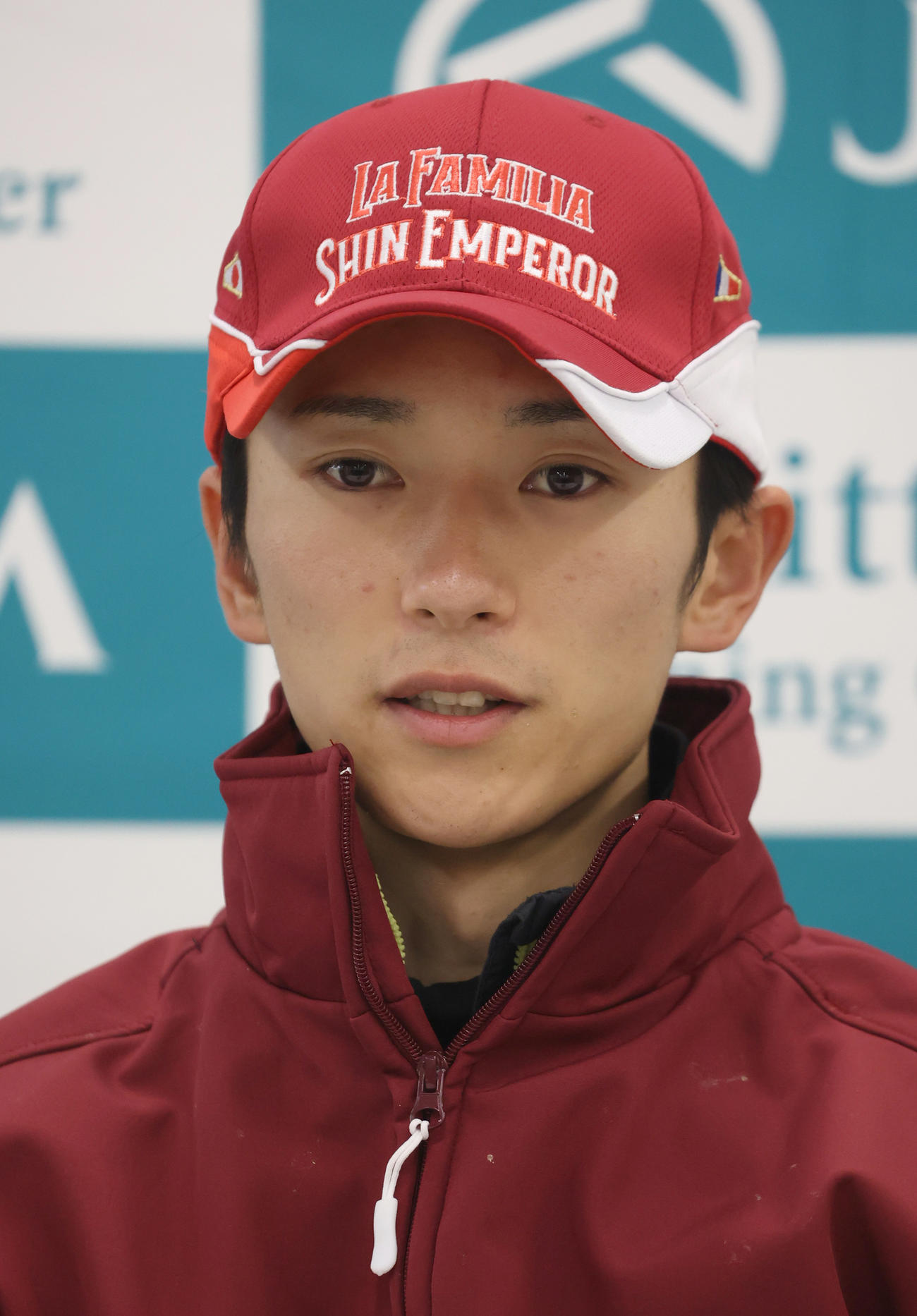会見を行う坂井瑠星騎手