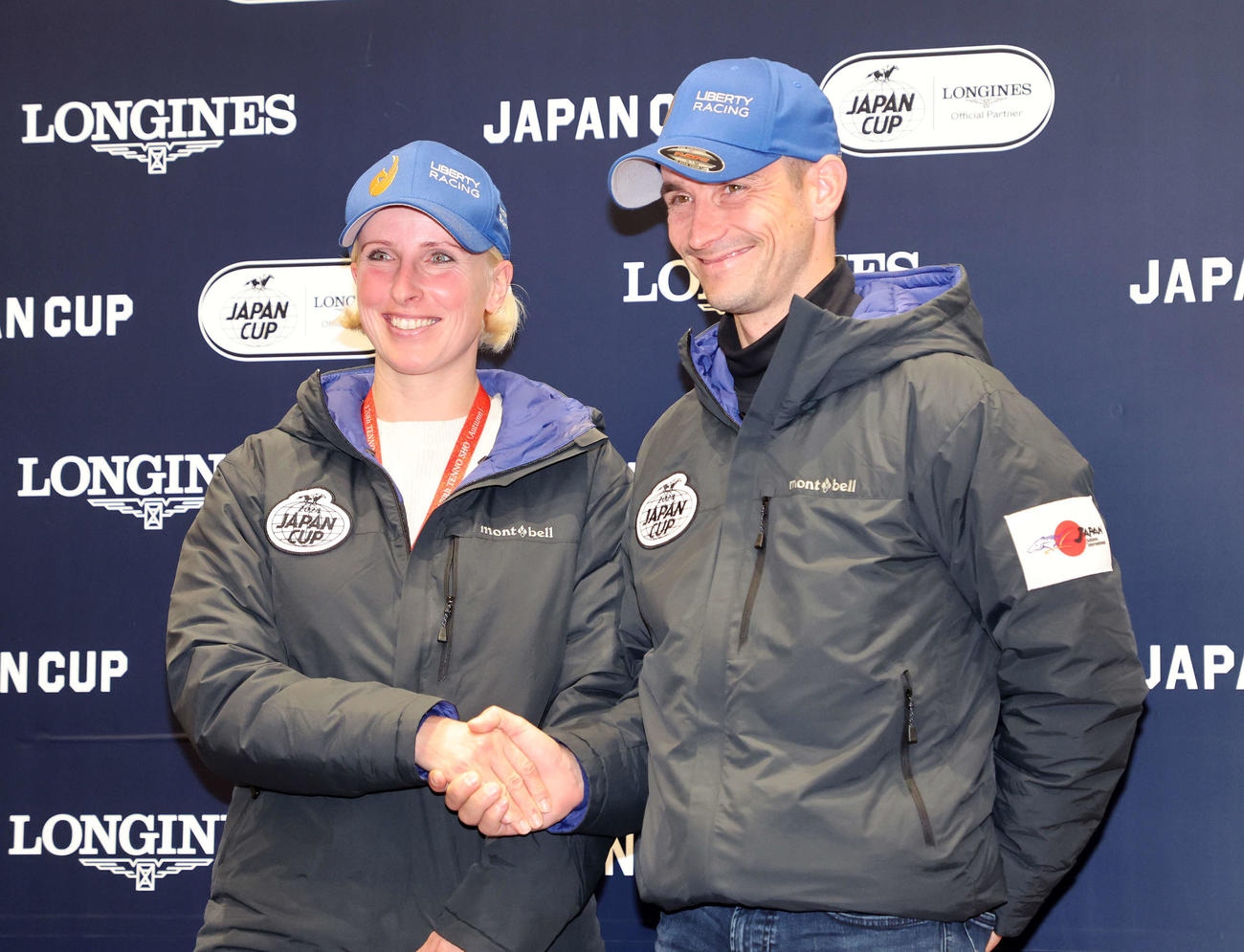 笑顔で握手するサラ・シュタインベルク調教師（左）とR・ピーヒュレク騎手（撮影・鈴木正人）