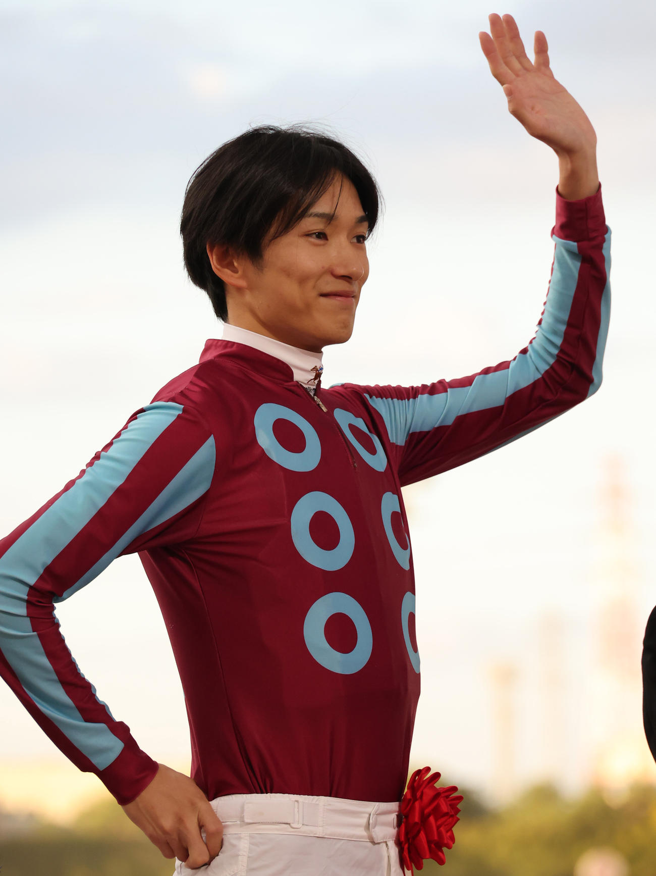ハッピーマンで兵庫ジュニアグランプリを制しファンの声援に応える坂井瑠星騎手