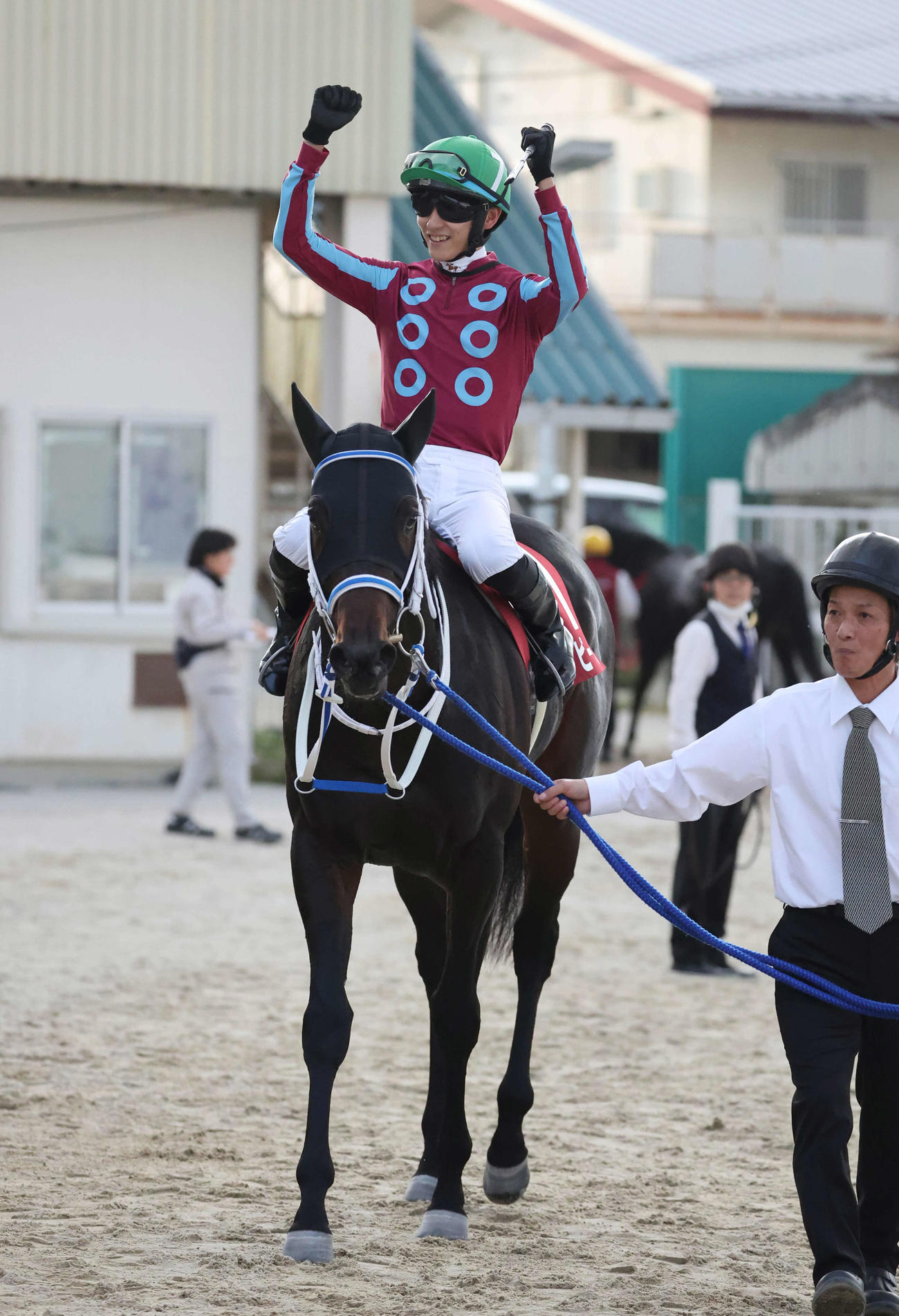ハッピーマンで兵庫ジュニアグランプリを制した坂井騎手はガッツポーズ