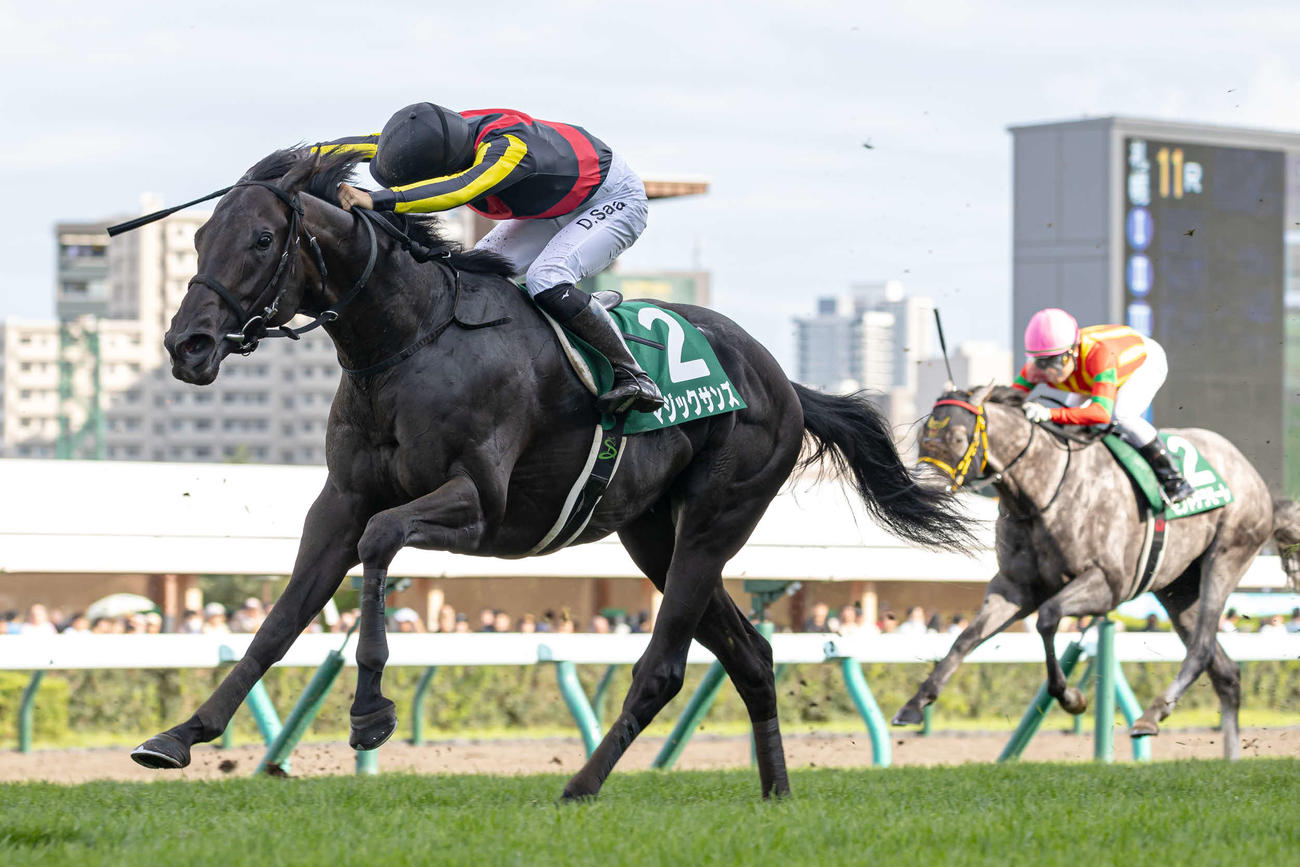 8月31日、札幌2歳Sを制したマジックサンズと佐々木騎手（左）