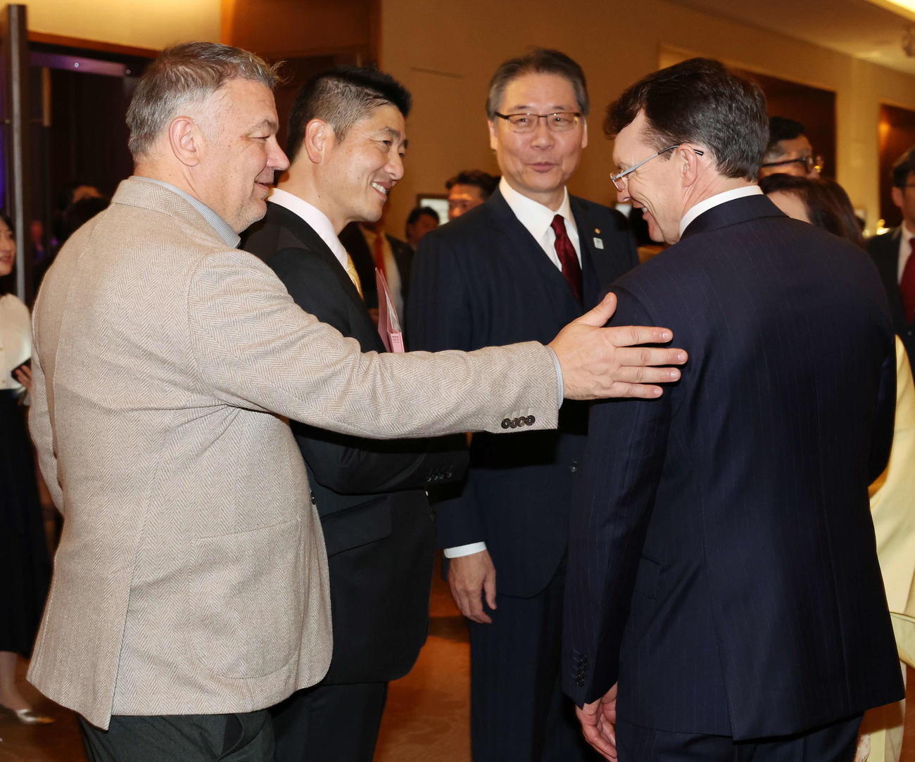 あいさつを交わすゴリアットの馬主スチュワート氏（左）とA・オブライエン師（右）（撮影・宮地輝）