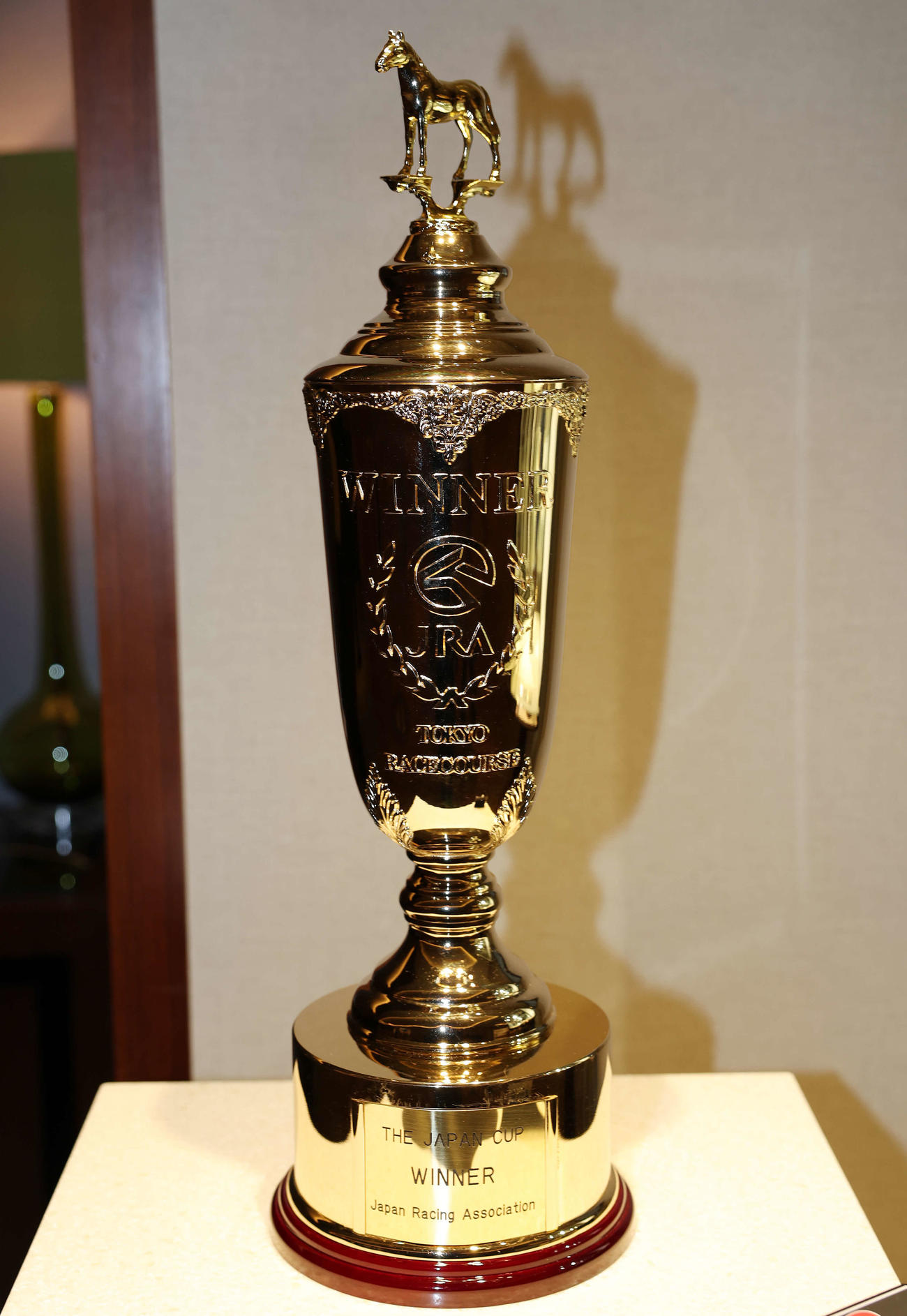 ジャパンカップの優勝トロフィー（撮影・宮地輝）