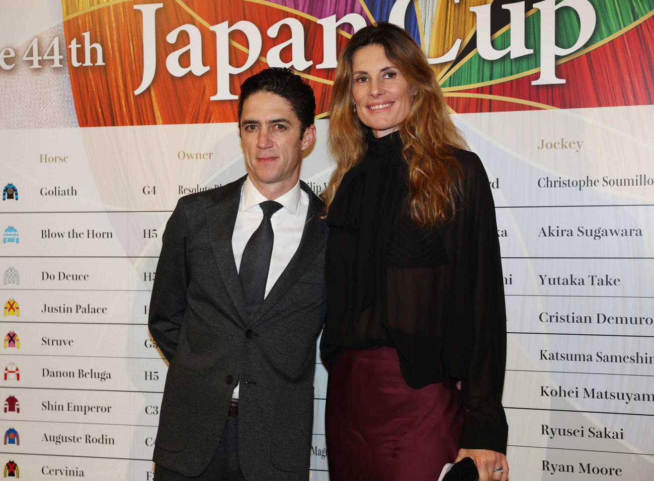 ジャパンカップウエルカムパーティーでテールマン夫人（右）と記念撮影するスミヨン騎手（撮影・宮地輝）