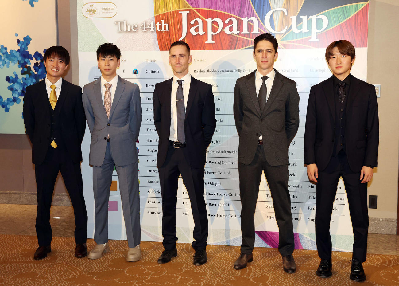 ジャパンCウエルカムパーティーで記念撮影する、左から杉原騎手、横山武騎手、ピーヒュレク騎手、スミヨン騎手、鮫島駿騎手（撮影・宮地輝）