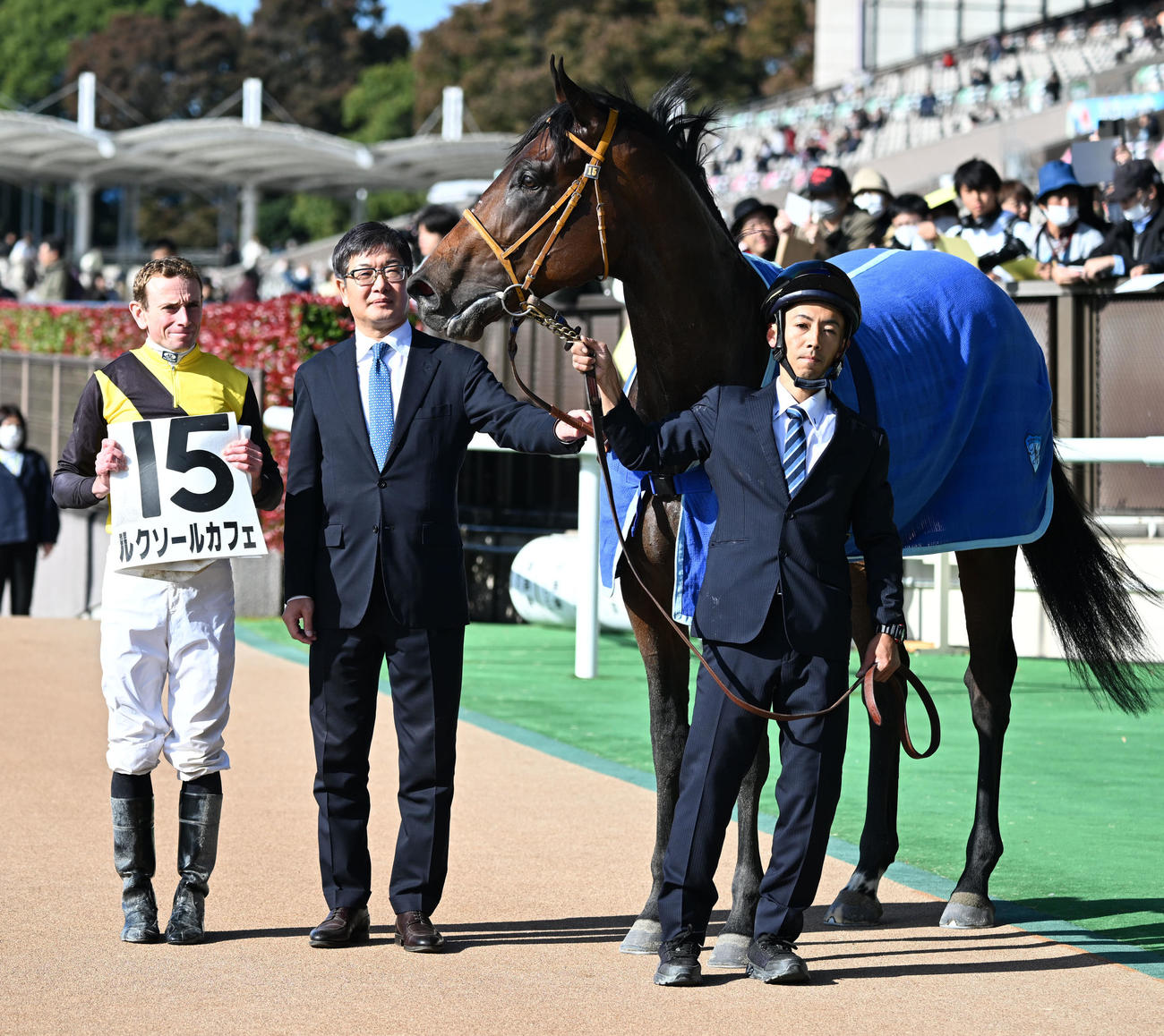 東京1R・2歳未勝利戦を制したルクソールカフェの口取りをするムーア騎手と堀師（撮影・千葉一成）