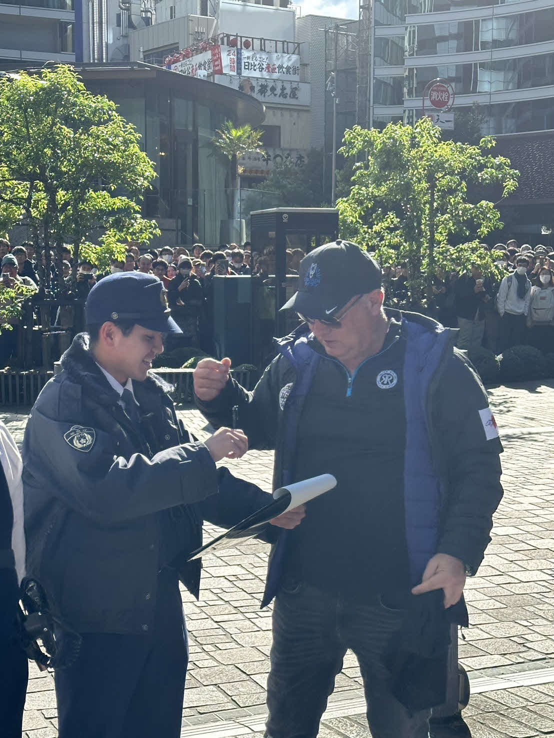 ゴジラ像前で警察から説明を受けるゴリアットの馬主スチュワート氏をファンが見守る（撮影・松田直樹）