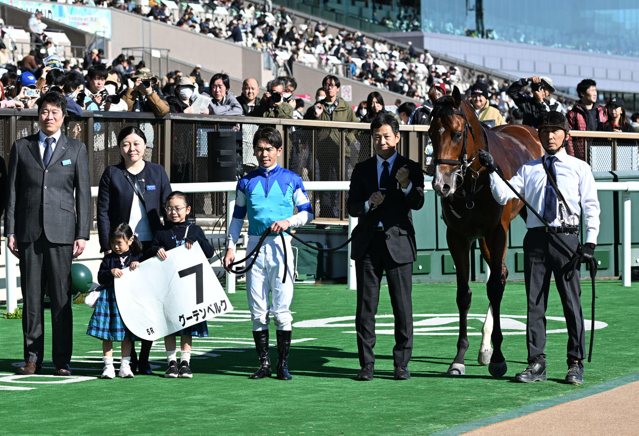 東京5R、2歳新馬戦を制したグーテンベルクの口取りをする戸崎騎手と金成師（右から2人目）（撮影・千葉一成）