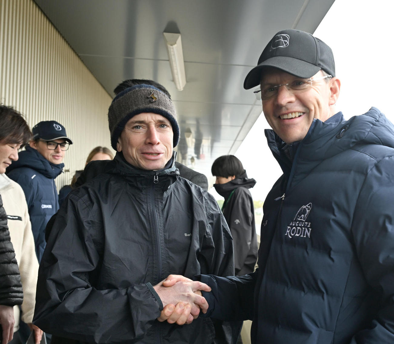 オブライエン師（右）と握手するライアン・ムーア騎手（2024年11月20日撮影）