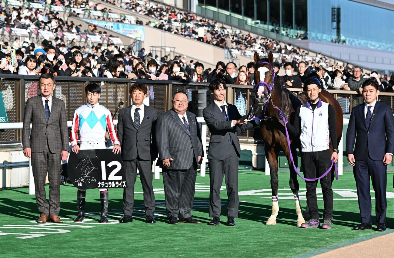 カトレアSを制したナチュラルライズの口取りをする横山武騎手と伊藤師（左端）ら関係者（撮影・千葉一成）