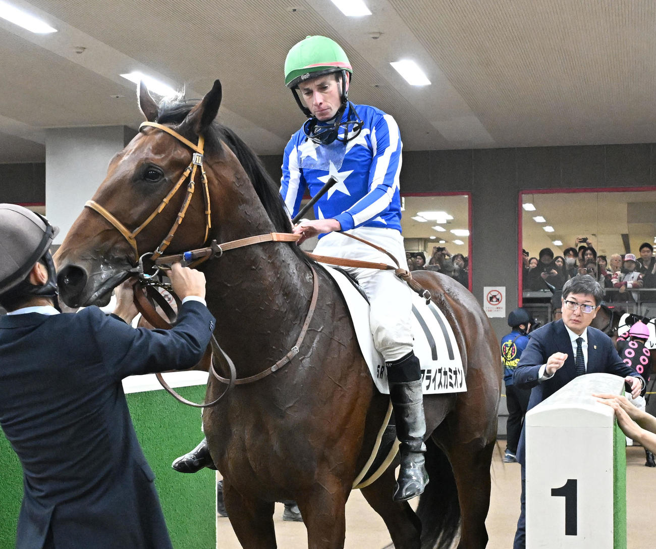 東京5R新馬戦をリアライズカミオンで制したムーア騎手。右は堀師（撮影・千葉一成）