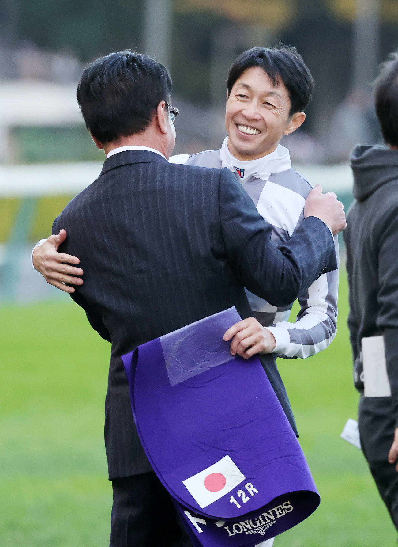 ジャパンCを制し松島オーナーと抱き合う武豊騎手（撮影・鈴木正人）