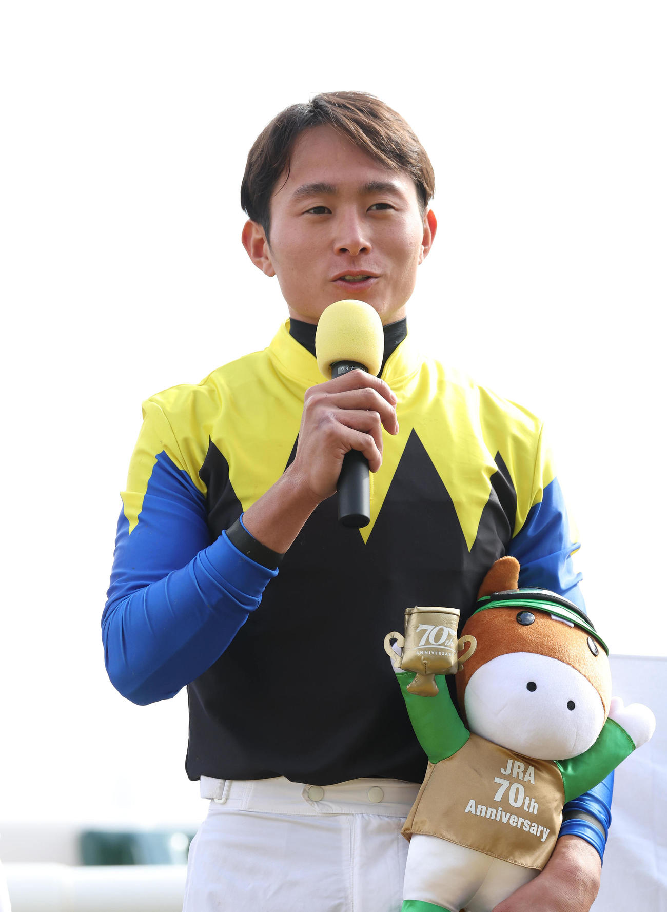 京都6RでJRA通算500勝を達成、インタビューに答える岩田望騎手（撮影・白石智彦）