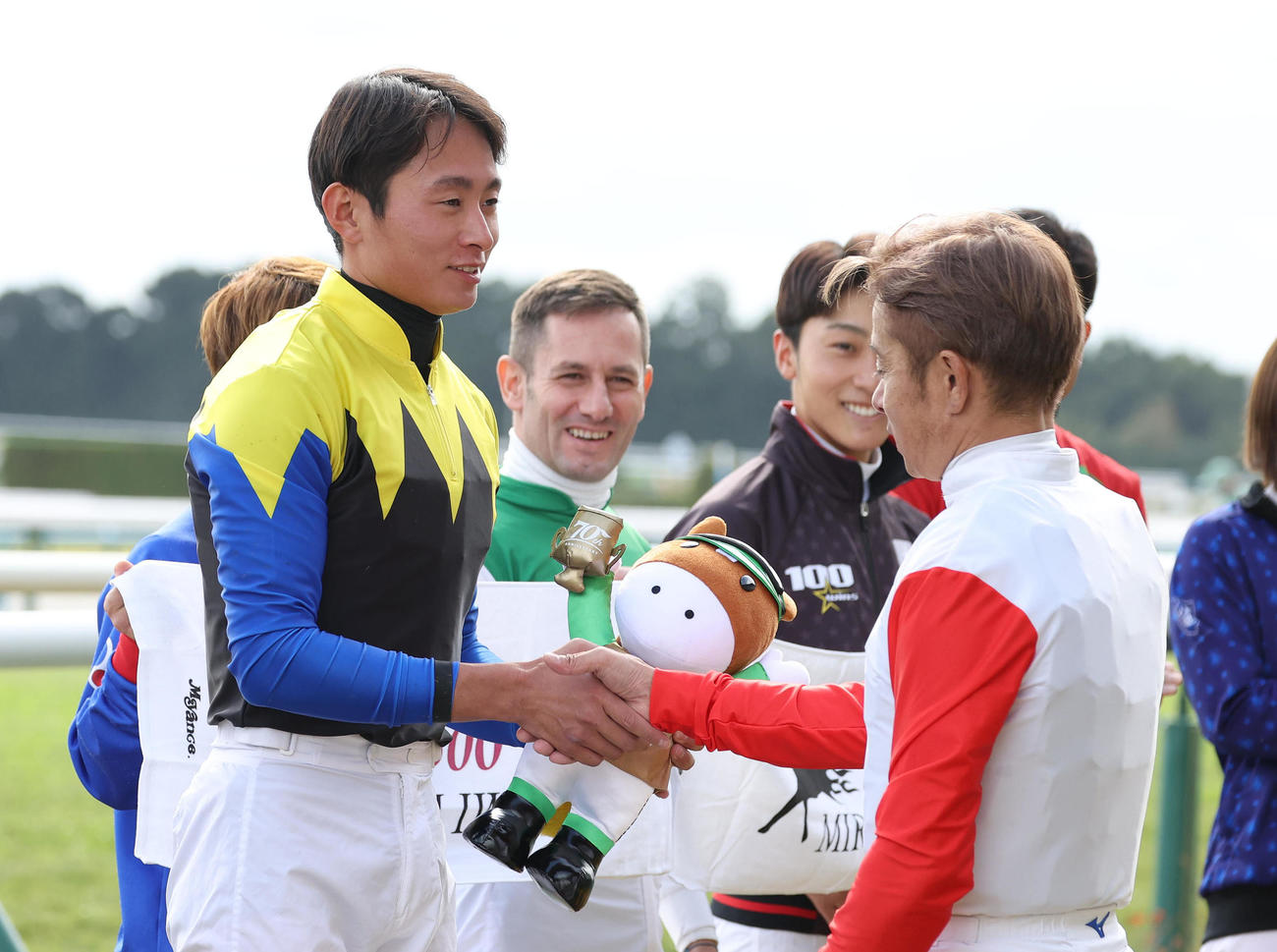 京都6RでJRA通算500勝を達成、父の岩田康騎手（右）と握手する岩田望騎手（撮影・白石智彦）