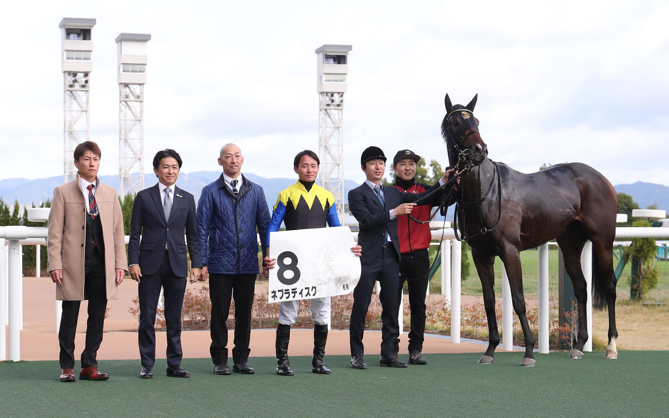 京都6R新馬戦を快勝したネブラディスクと口取りに並ぶ岩田望騎手（右から3人目）（撮影・白石智彦）