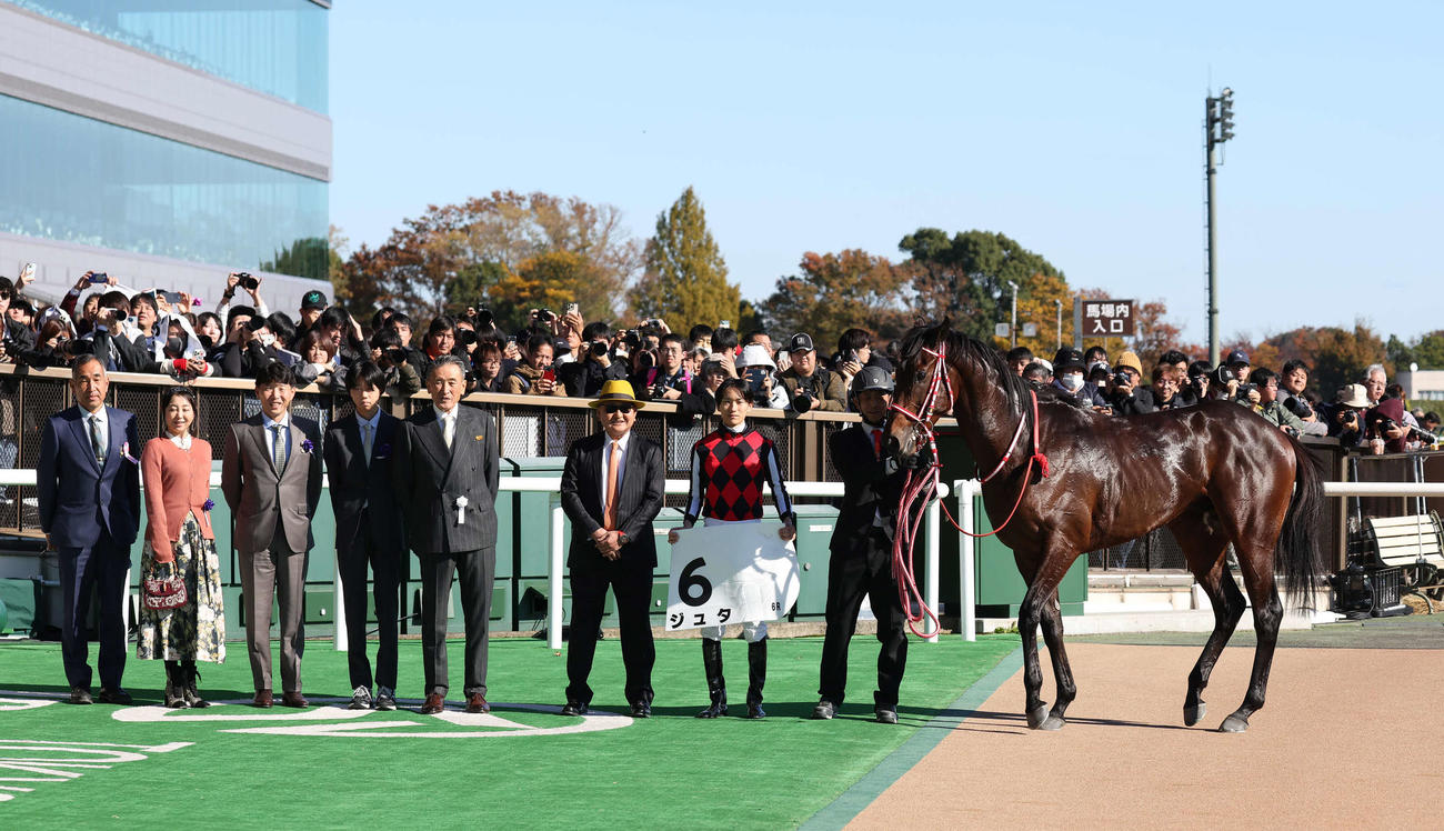 東京6R、2歳新馬戦を制したジュタの口取りをする矢作師と坂井騎手（撮影・丹羽敏通）