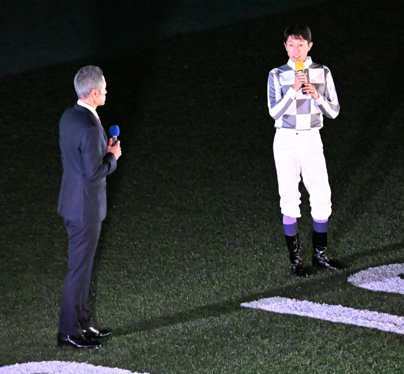 プレゼンターを務めたイチローさんとレースを振り返るトークショーを行った武豊騎手（撮影・千葉一成）