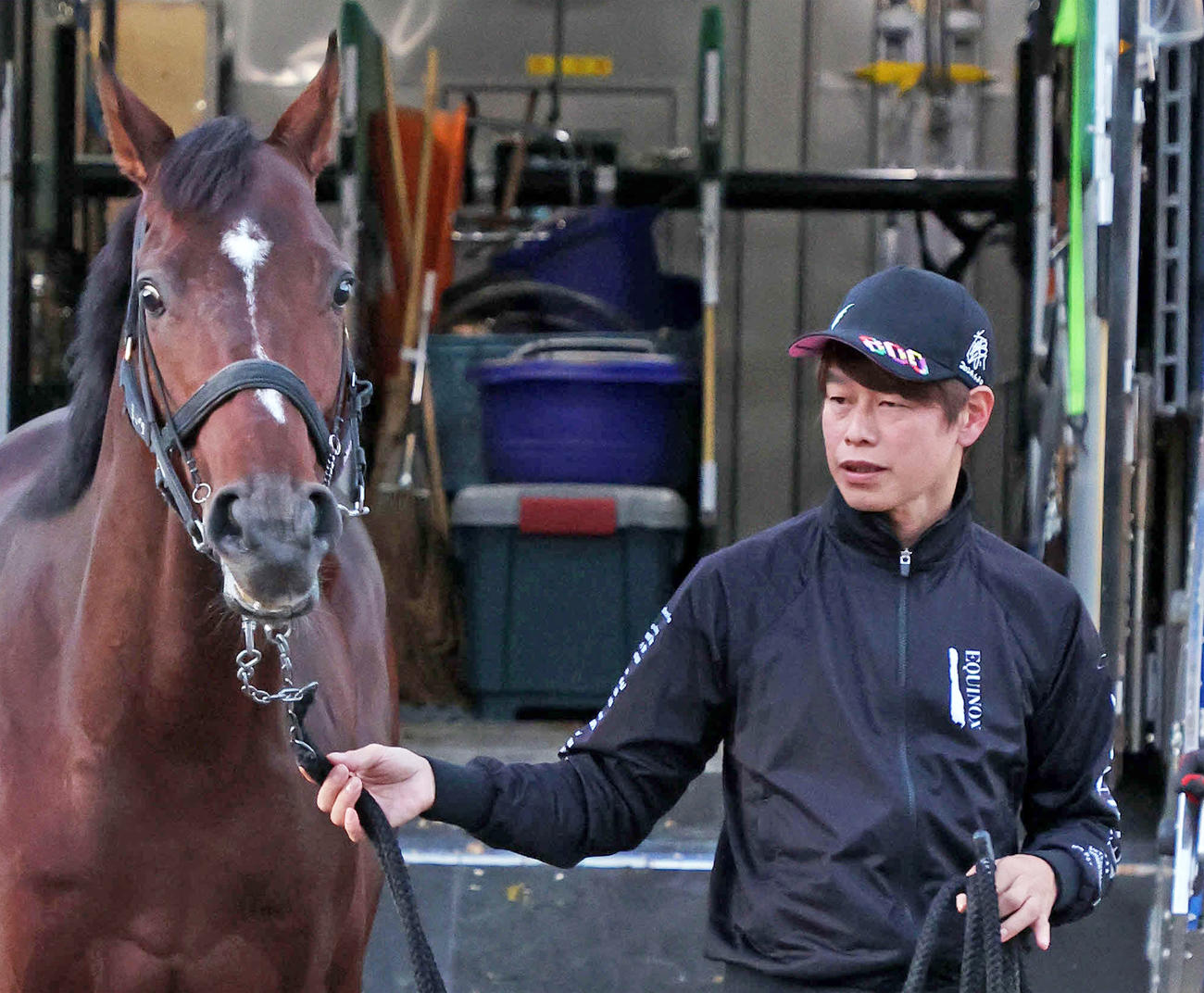 23日、東京競馬場に到着したドウデュースの手綱を引く前川助手の胸に“EQUINOX”の文字