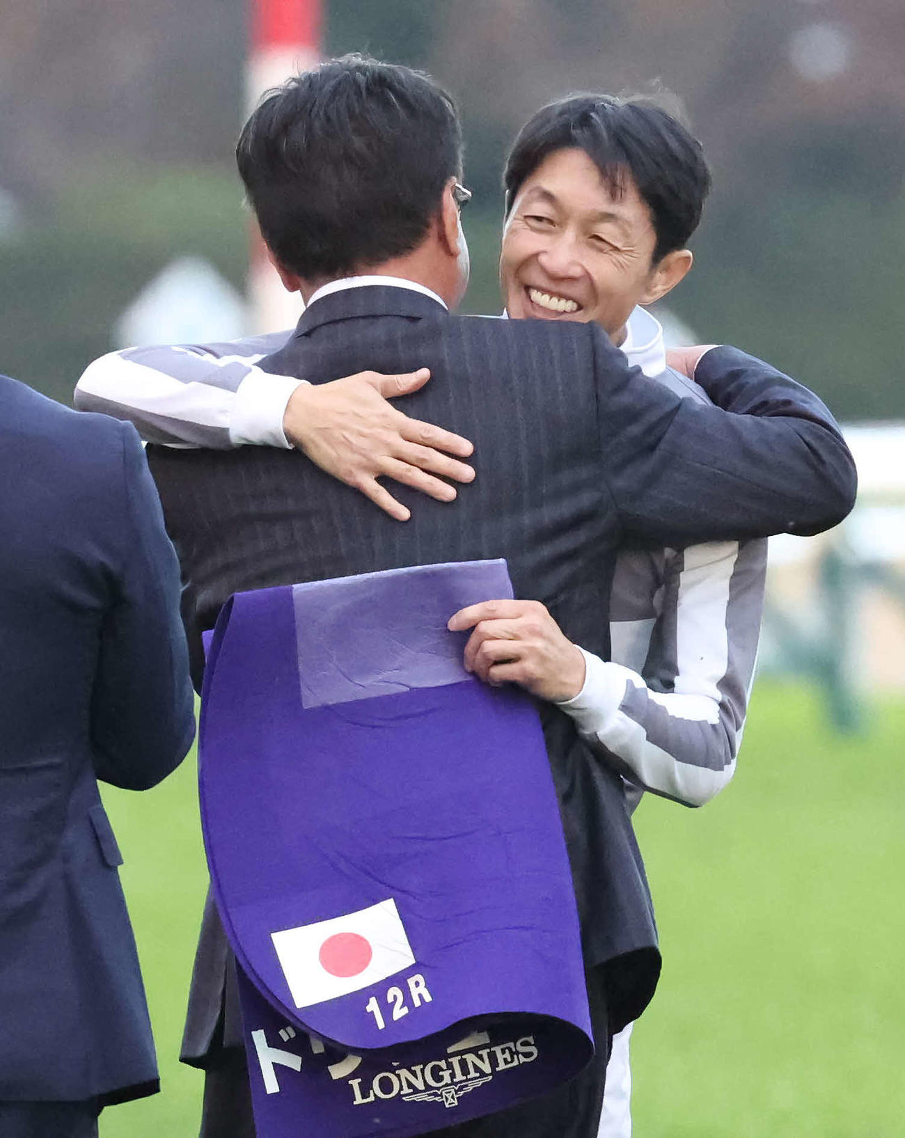 ドウデュースでジャパンCを制して馬主の松島代表と抱き合う武豊騎手（撮影・丹羽敏通）