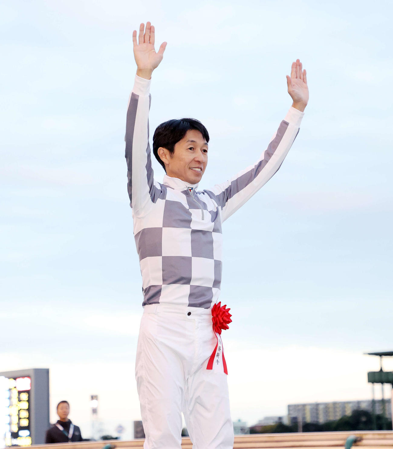 ファンに手を振る武豊騎手（撮影・鈴木正人）
