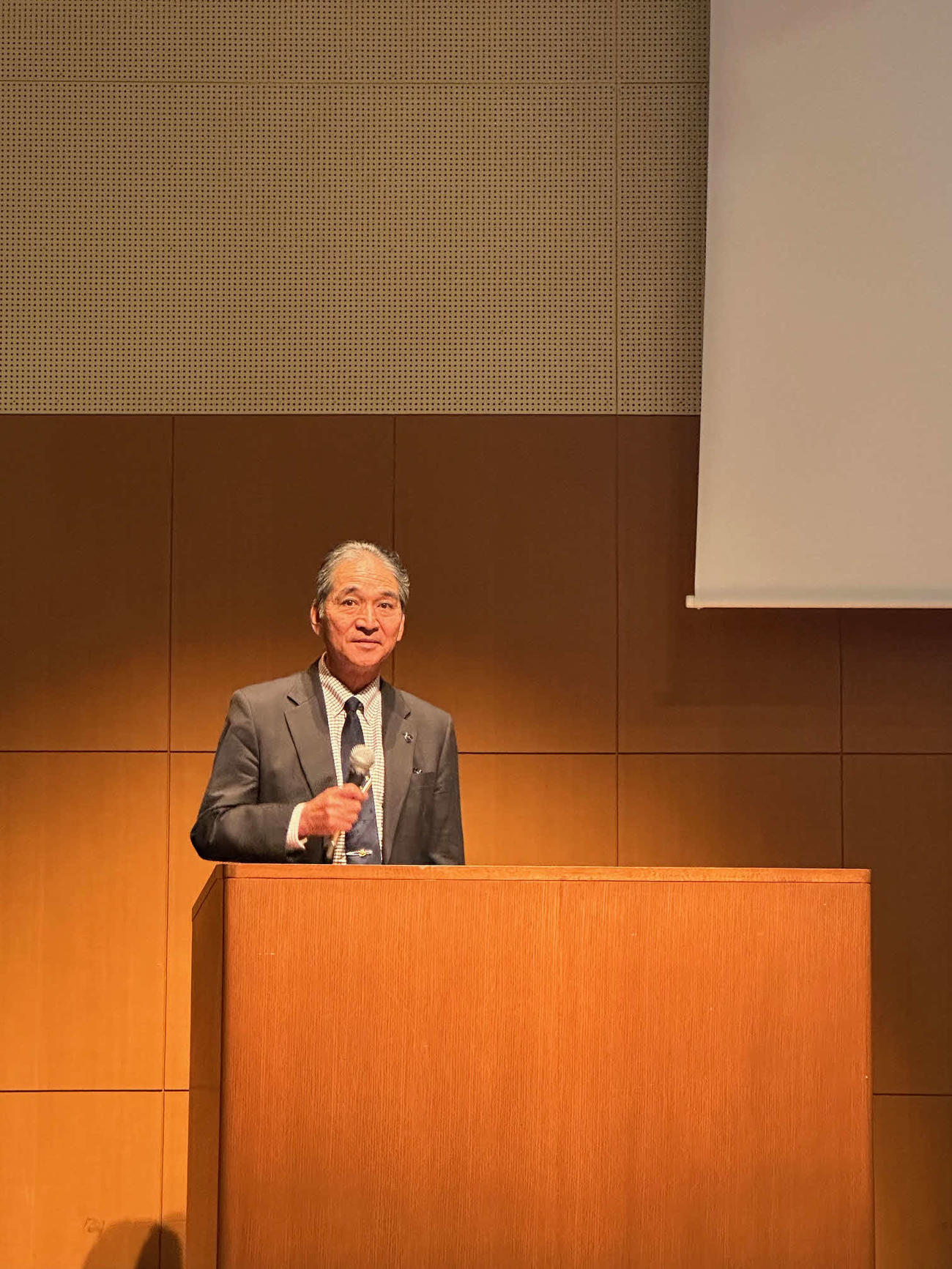 第37回日本ウマ科学会学術集会で講演を行う小桧山悟元師
