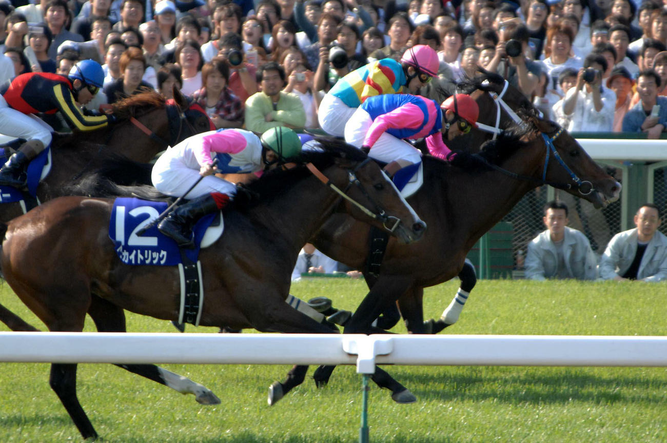 石橋守騎乗のメイショウサムソン（中央）が天皇賞・春を制した（2007年月4月29日撮影）
