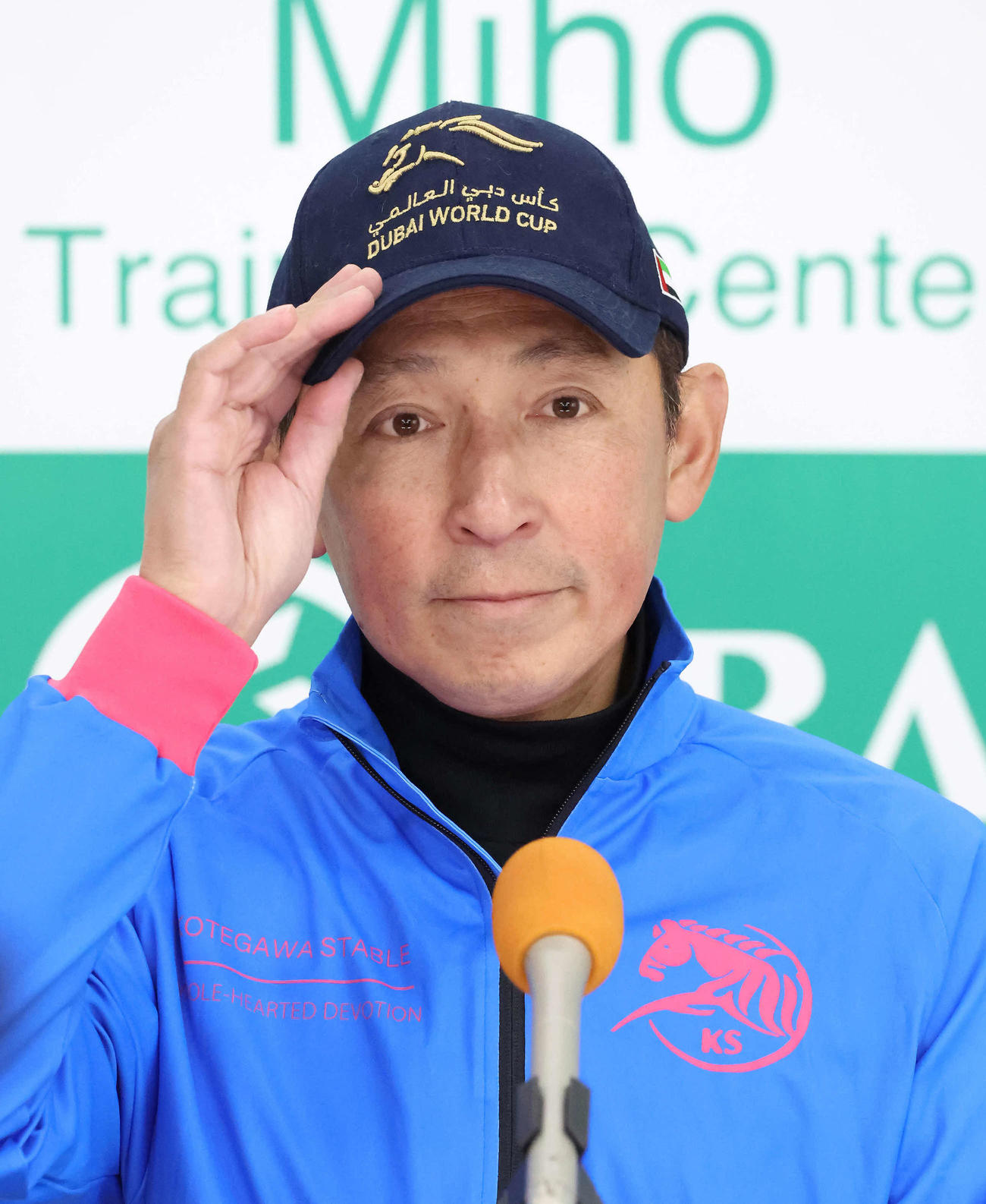 ウィルソンテソーロの追い切りを終えて記者会見する小手川師（撮影・丹羽敏通）