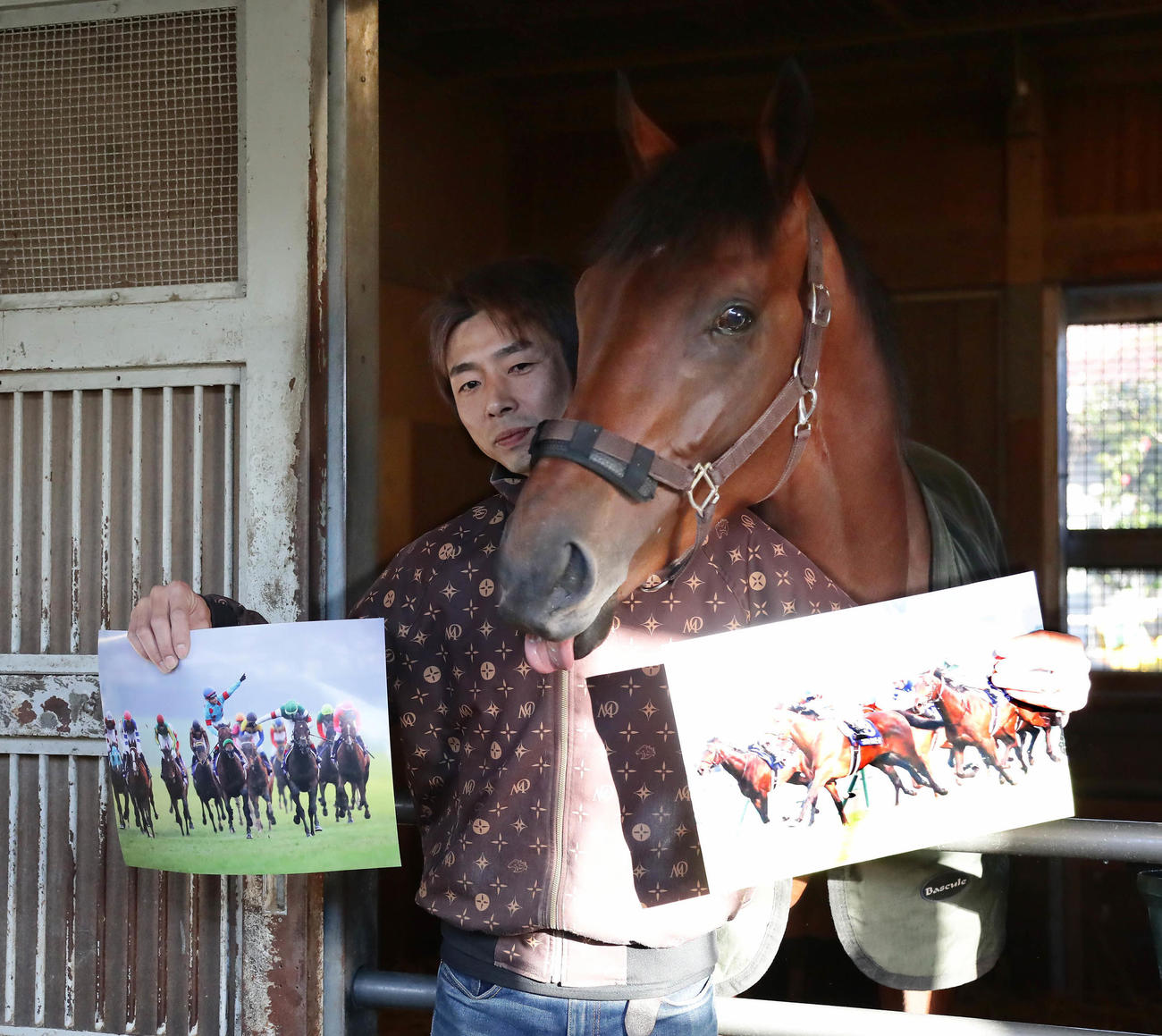 有馬記念制覇から一夜明け、厩務員に甘えながら舌を出すブラストワンピース（2018年12月24日撮影）