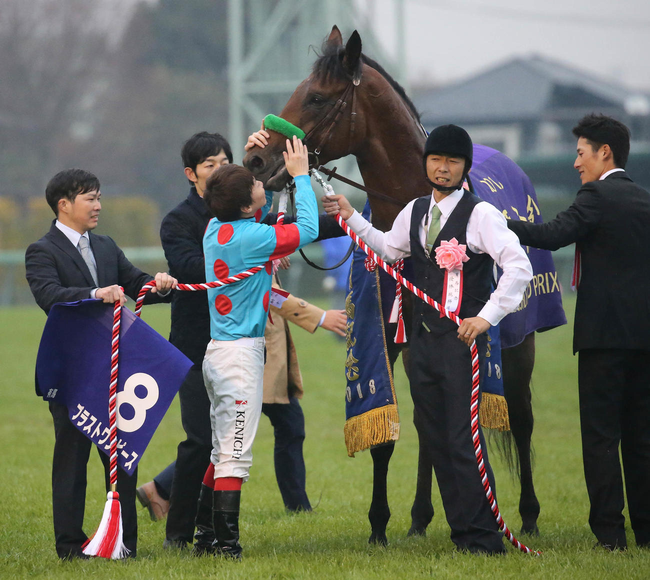 18年有馬記念を制したブラストワンピースの口元に顔を近づけてねぎらう池添騎手