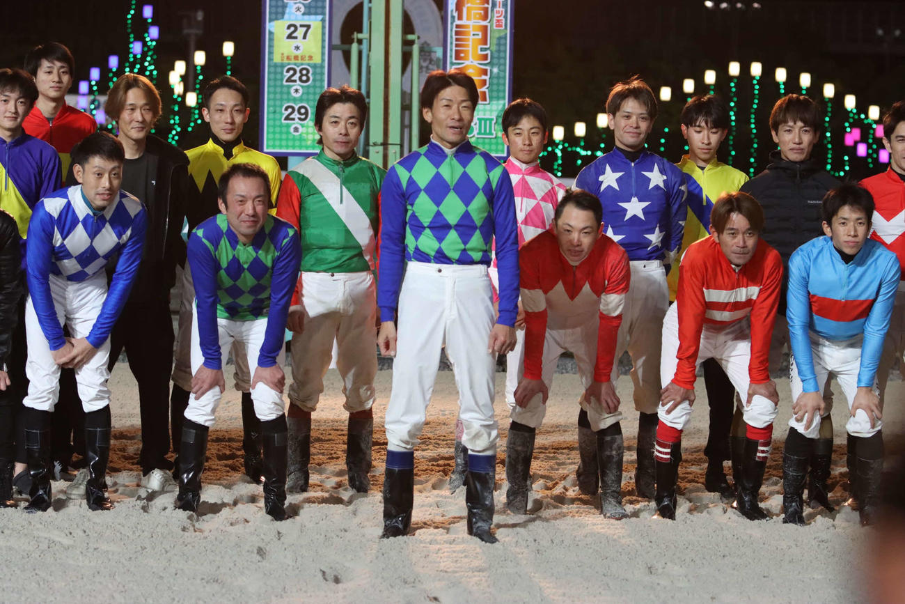 最終レース騎乗後、騎手仲間と記念写真に納まる森泰斗騎手