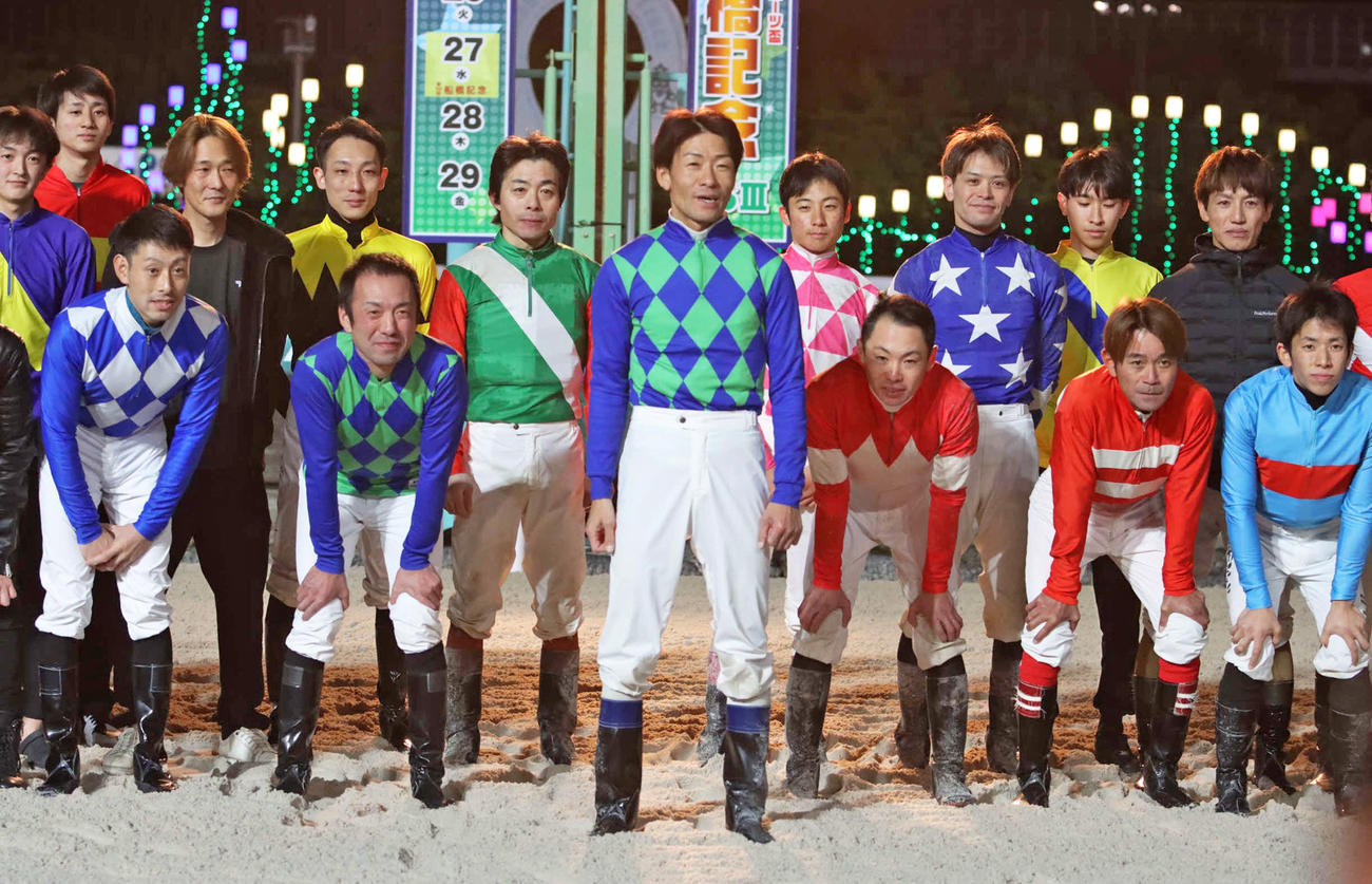 最終レース騎乗後、騎手仲間と記念写真に納まる森泰斗騎手