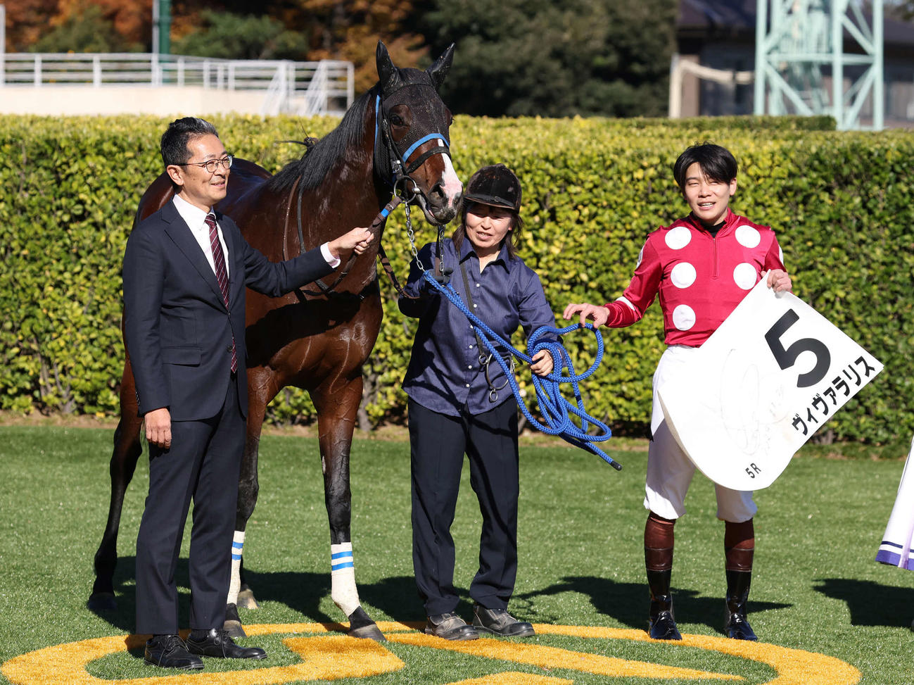 中山5R、2歳新馬戦を制したヴィヴァラリスの口取りをする尾関師と三浦騎手（撮影・丹羽敏通）