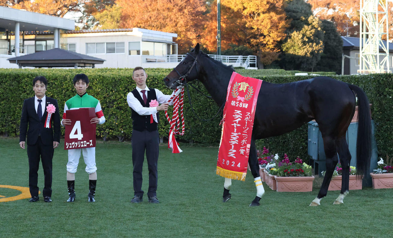 ステイヤーズSに勝利したシュヴァリエローズの口取りをする清水久師と北村友騎手