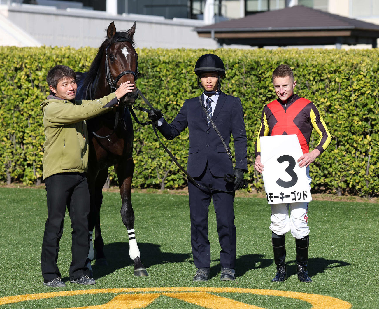 中山5R、2歳新馬戦を快勝したスモーキーゴッドの口取りをするマーカンド騎手（撮影・丹羽敏通）