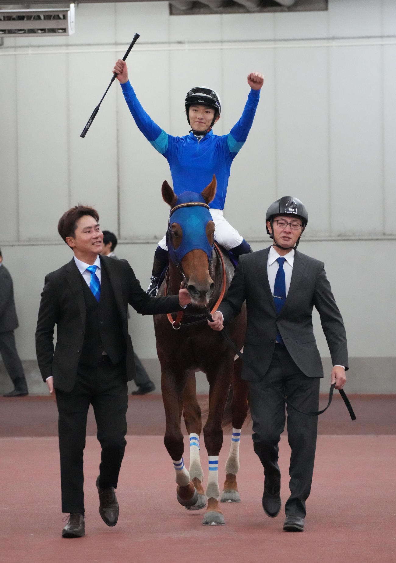 チャンピオンズカップ　レモンポップで逃げ切り勝利し喜ぶ坂井瑠星騎手（撮影・森本幸一）