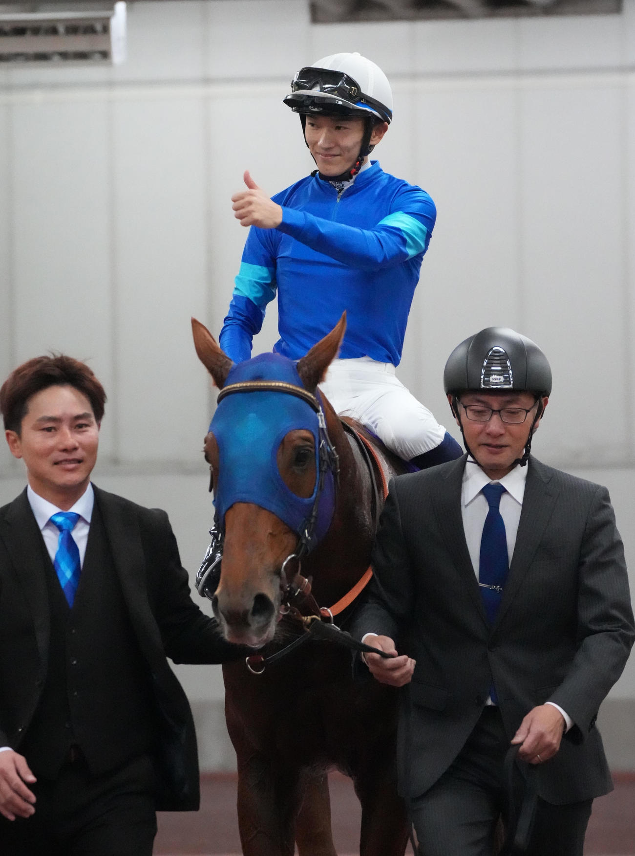 チャンピオンズカップ　レモンポップで逃げ切り勝利し喜ぶ坂井瑠星騎手（撮影・森本幸一）